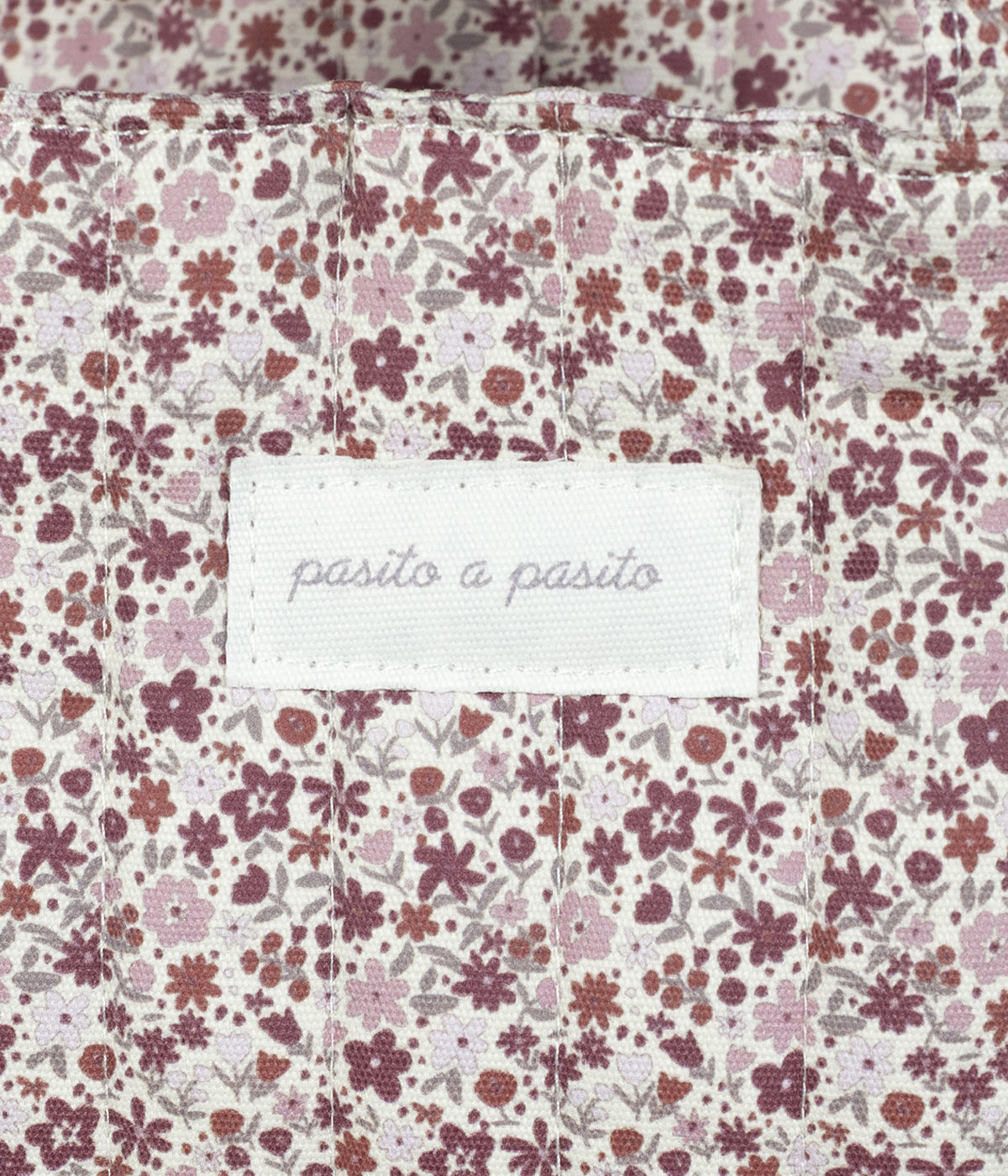 Bolsa de passeio Cherry Flowers da Pasito a Pasito com padrão floral rosa.