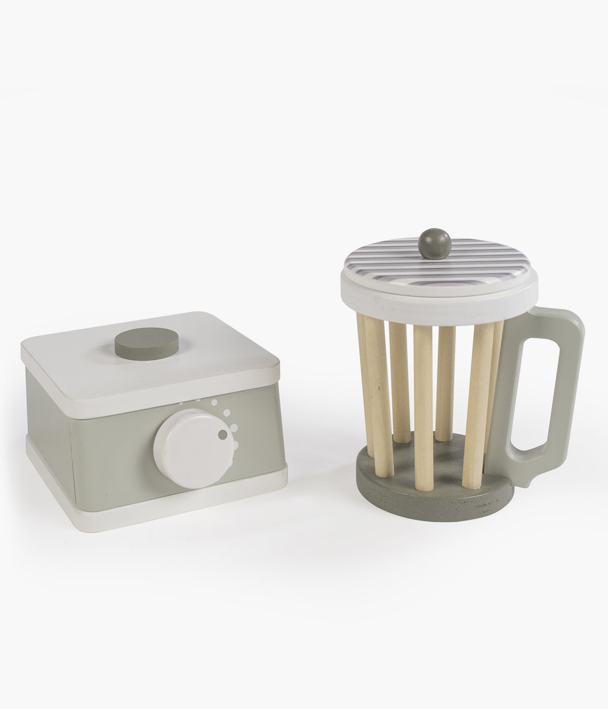 A Liquidificadora de Brincar em Madeira da Walking Mum é o brinquedo ideal para pequenos chefs a partir dos 24 meses. Feita em madeira certificada FSC® e composta por 12 peças, estimula a criatividade, a coordenação e o jogo simbólico de forma segura e divertida.