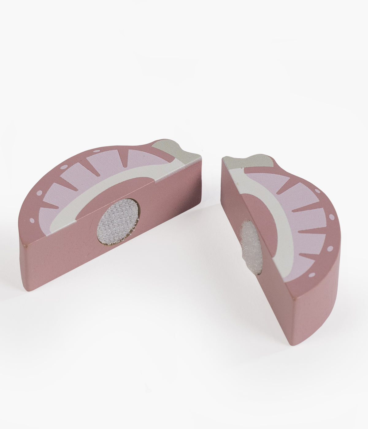 A Liquidificadora de Brincar em Madeira da Walking Mum é o brinquedo ideal para pequenos chefs a partir dos 24 meses. Feita em madeira certificada FSC® e composta por 12 peças, estimula a criatividade, a coordenação e o jogo simbólico de forma segura e divertida.