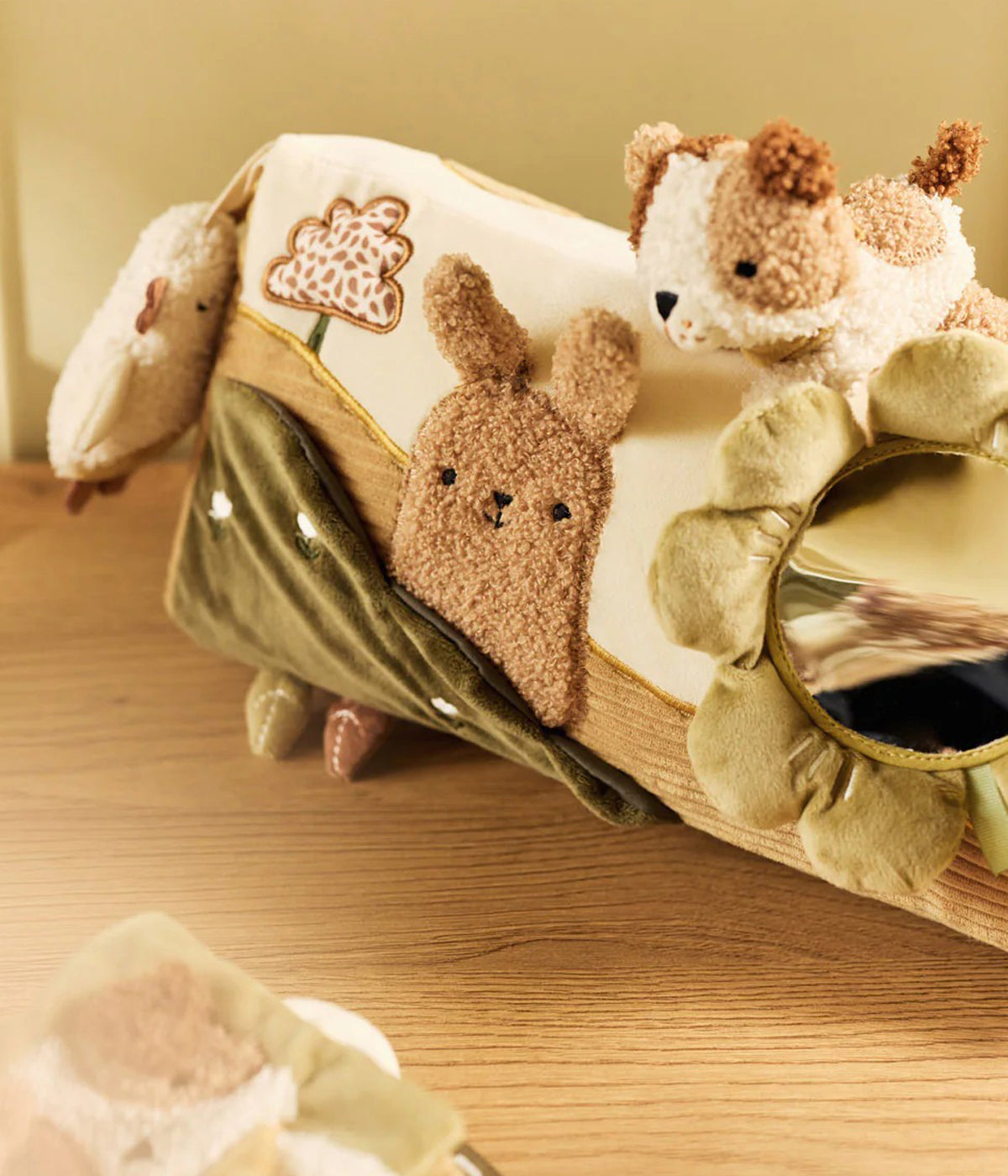 Triângulo de Atividades Tiny Park da Jollein para bebé. Brinquedo sensorial que oferece horas de descoberta com espelho, elementos sensoriais e bordados adoráveis. Suave, confortável e perfeito para estimular o bebé no parque ou durante o tummy time.