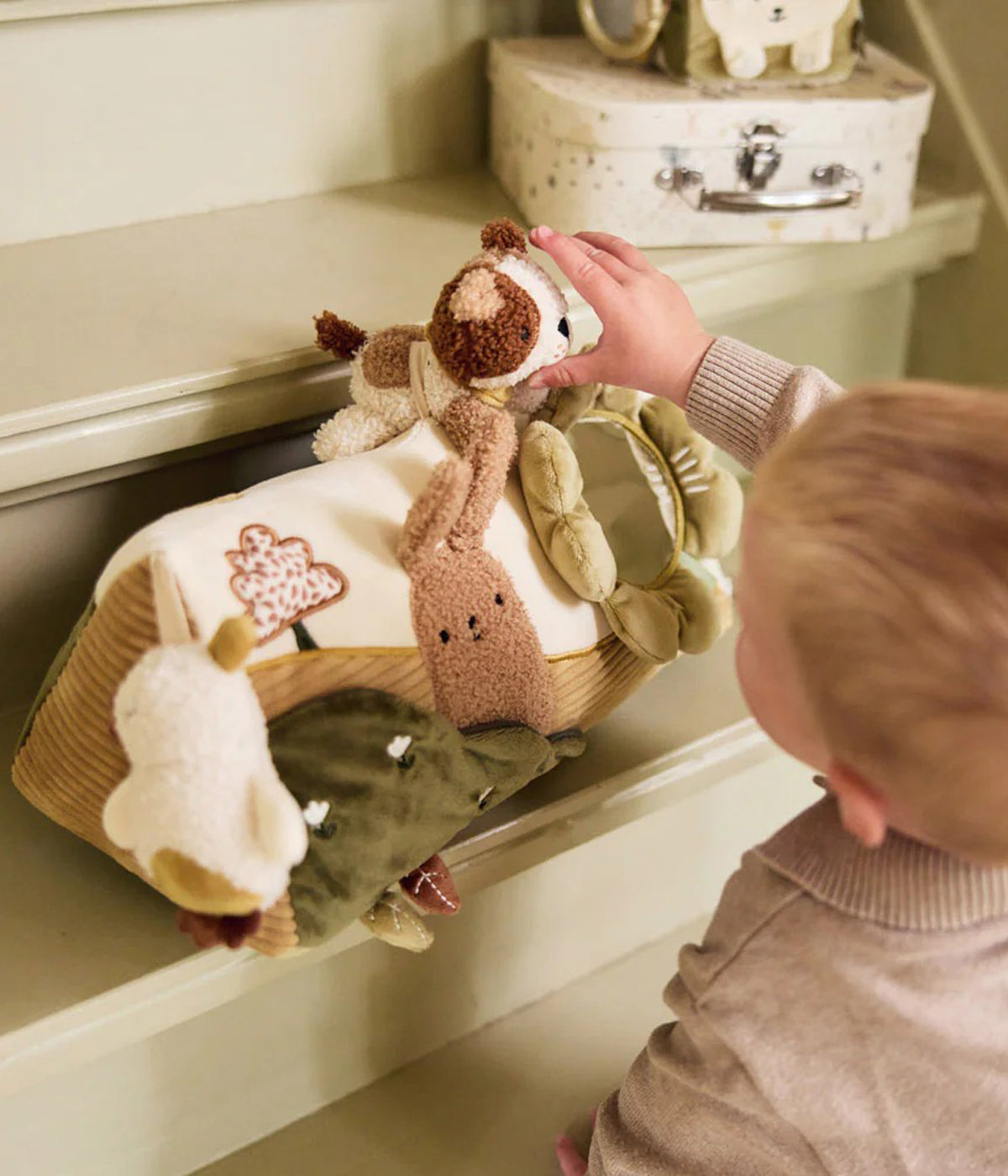 Triângulo de Atividades Tiny Park da Jollein para bebé. Brinquedo sensorial que oferece horas de descoberta com espelho, elementos sensoriais e bordados adoráveis. Suave, confortável e perfeito para estimular o bebé no parque ou durante o tummy time.