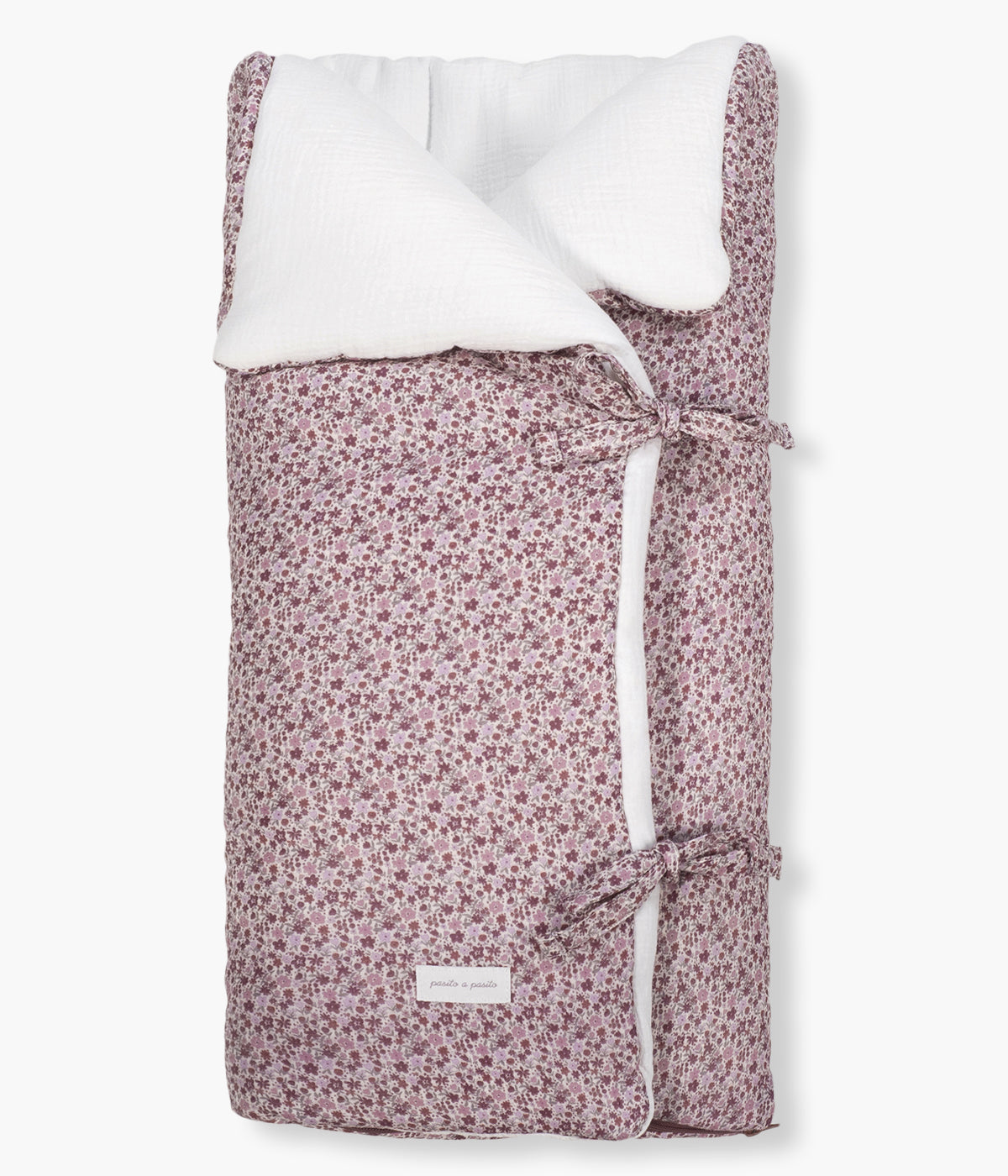 Saco manta Pasito a Pasito Cherry Flowers com elegante padrão floral em tons de rosa. Feito em musselina de algodão, este saco é ideal para a pele delicada da recém-nascida. Possui um design funcional permitindo ser utilizado como ninho ou como manta de berço, acompanhando o crescimento e as diferentes necessidades da bebé.