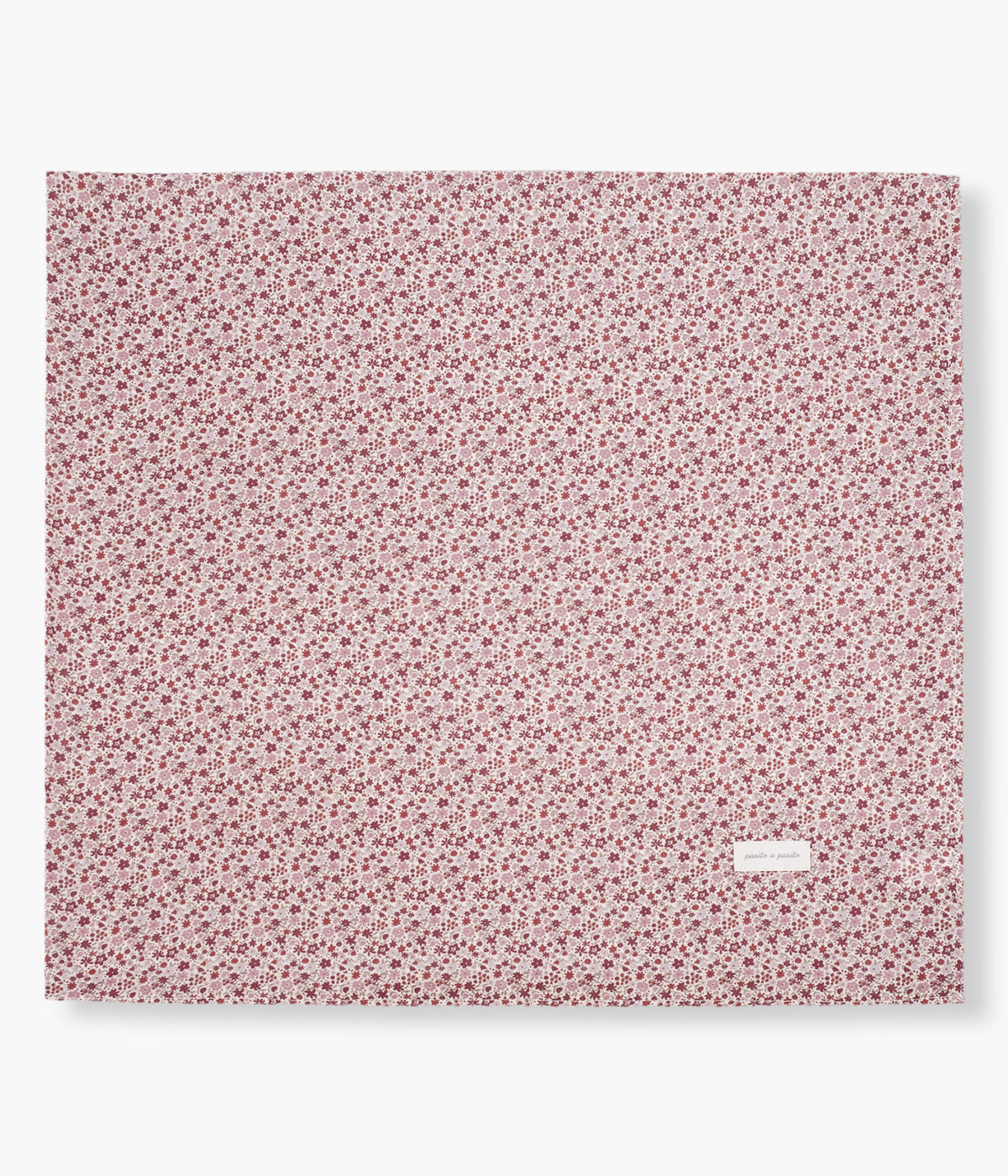 Swaddle musselina em bambu Pasito a Pasito Cherry Flowers para bebé menina. Macia e delicada fralda com padrão floral em tons de rosa&nbsp;com as dimensões de 120x120cm. Prática musselina com diversas utilizações tais como swaddling, apoio à amamentação ou fresco cobertor.