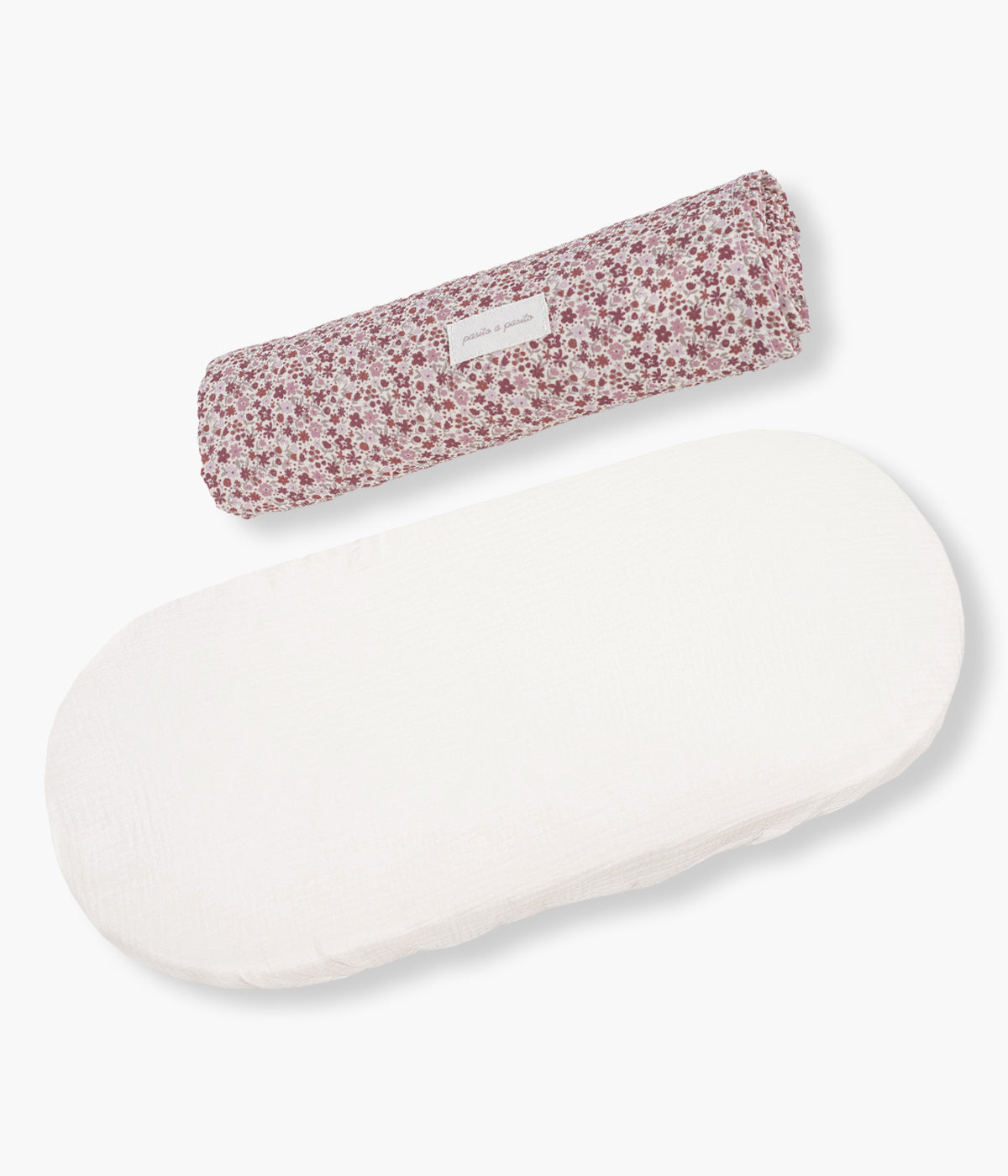 Conjunto de swaddle musselina e forra em bambu Cherry Flowers da Pasito a Pasito para bebé menina e recém-nascida. Feito com materiais naturais de toque muito suave, este conjunto é um essencial na alcofa ou moisés da bebé.