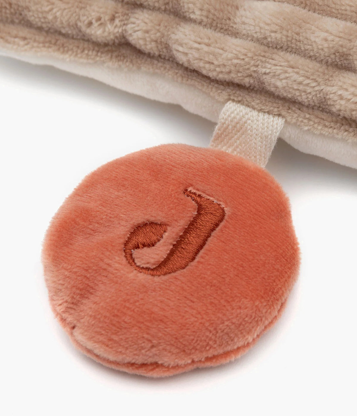 Livro de Atividades Animal Friends da Jollein para bebé e recém-nascido(a). Livro de atividades com múltiplas formas de exploração sensorial: espelhos, sons, texturas e elementos suaves, garantindo diversão e estímulo seguro para o bebé. Fácil de fixar ao parque, berço ou similar graças às fitas superiores.