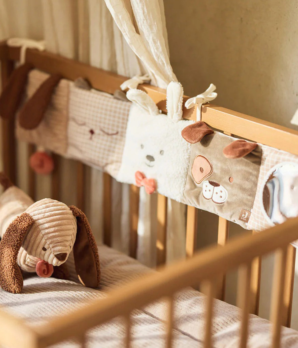 Livro de Atividades Animal Friends da Jollein para bebé e recém-nascido(a). Livro de atividades com múltiplas formas de exploração sensorial: espelhos, sons, texturas e elementos suaves, garantindo diversão e estímulo seguro para o bebé. Fácil de fixar ao parque, berço ou similar graças às fitas superiores.