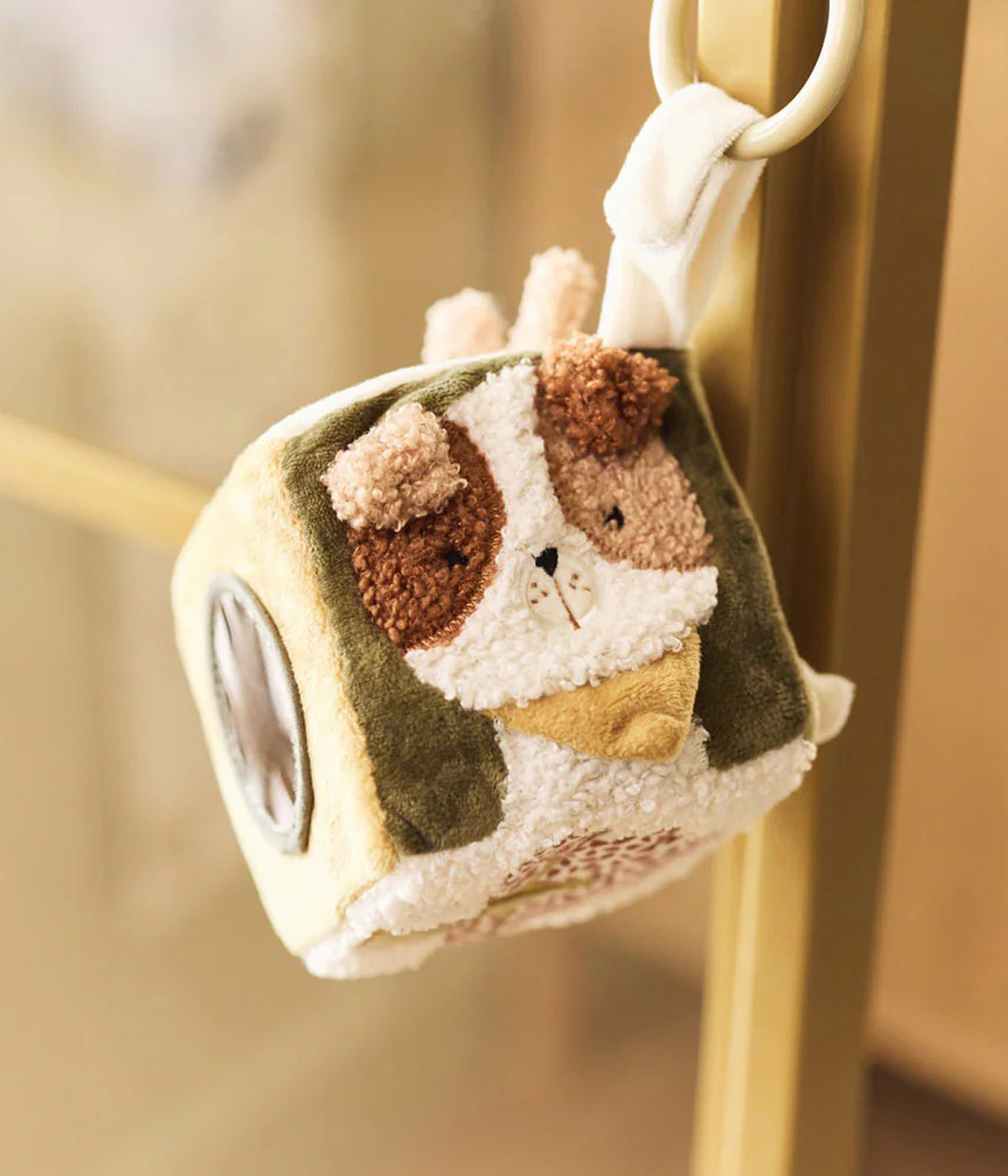 O Cubo de Atividades Sensorial Tiny Park da Jollein estimula os sentidos do bebé com animais adoráveis, sons crocantes e um pequeno espelho. Um brinquedo suave, educativo e perfeito para explorar em qualquer lugar.