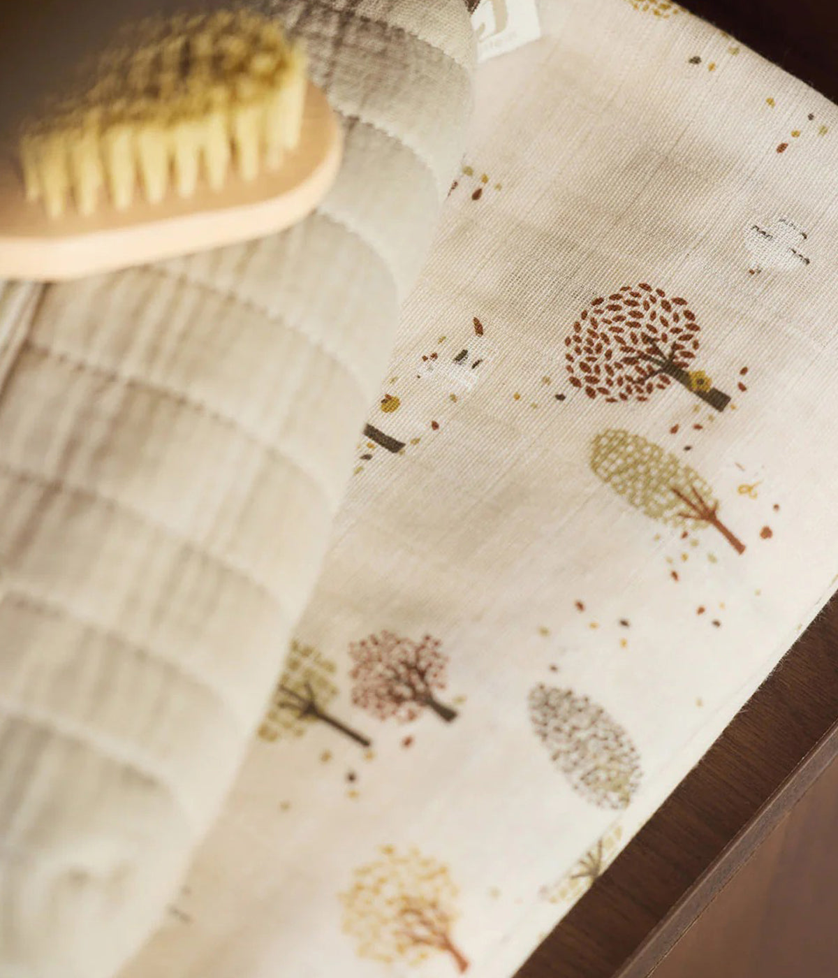 Swaddle musselina da Jollein coleção Tiny Park para bebé, 100% algodão. Macia e delicada fralda pérola com padrão árvores e animais em tons neutros com as dimensões de 115x115cm. Prática musselina com diversas utilizações tais como: swaddling, apoio à amamentação ou fresco cobertor.