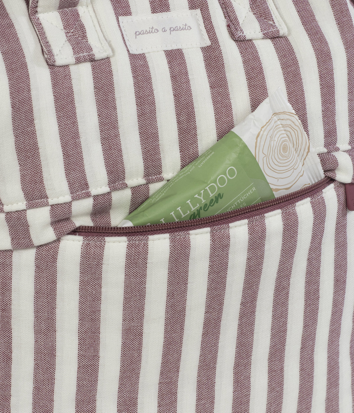 Mochila de maternidade Cherry Strips da Pasito a Pasito com bolso frontal com fecho.