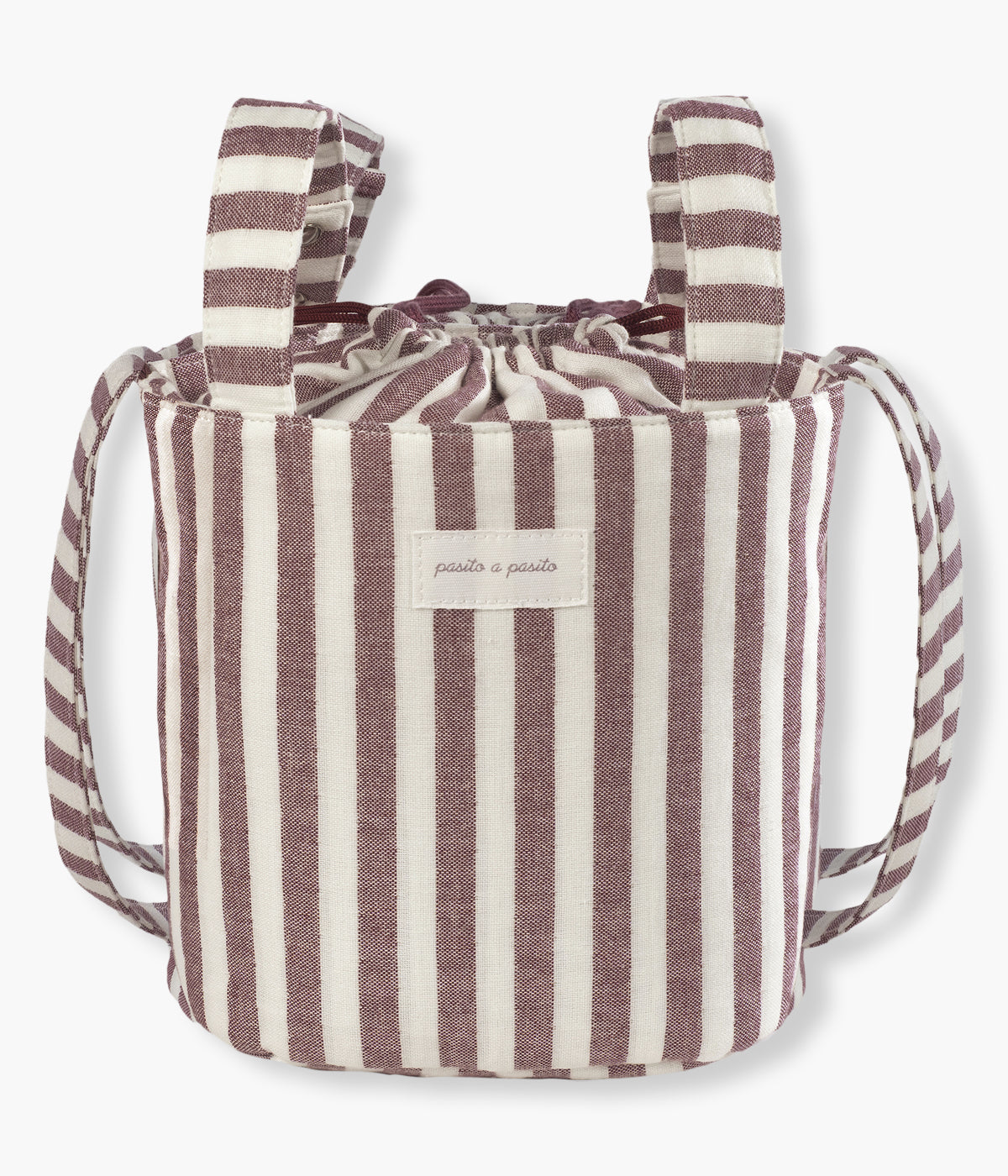 Bolsa Bucket Pasito a Pasito Cherry Strips com exterior em algodão impermeável com um elegante padrão riscas em tons de cereja e branco. O seu formato tipo balde maximiza o espaço interior, permitindo uma organização prática e um acesso rápido aos essenciais do(a) bebé.