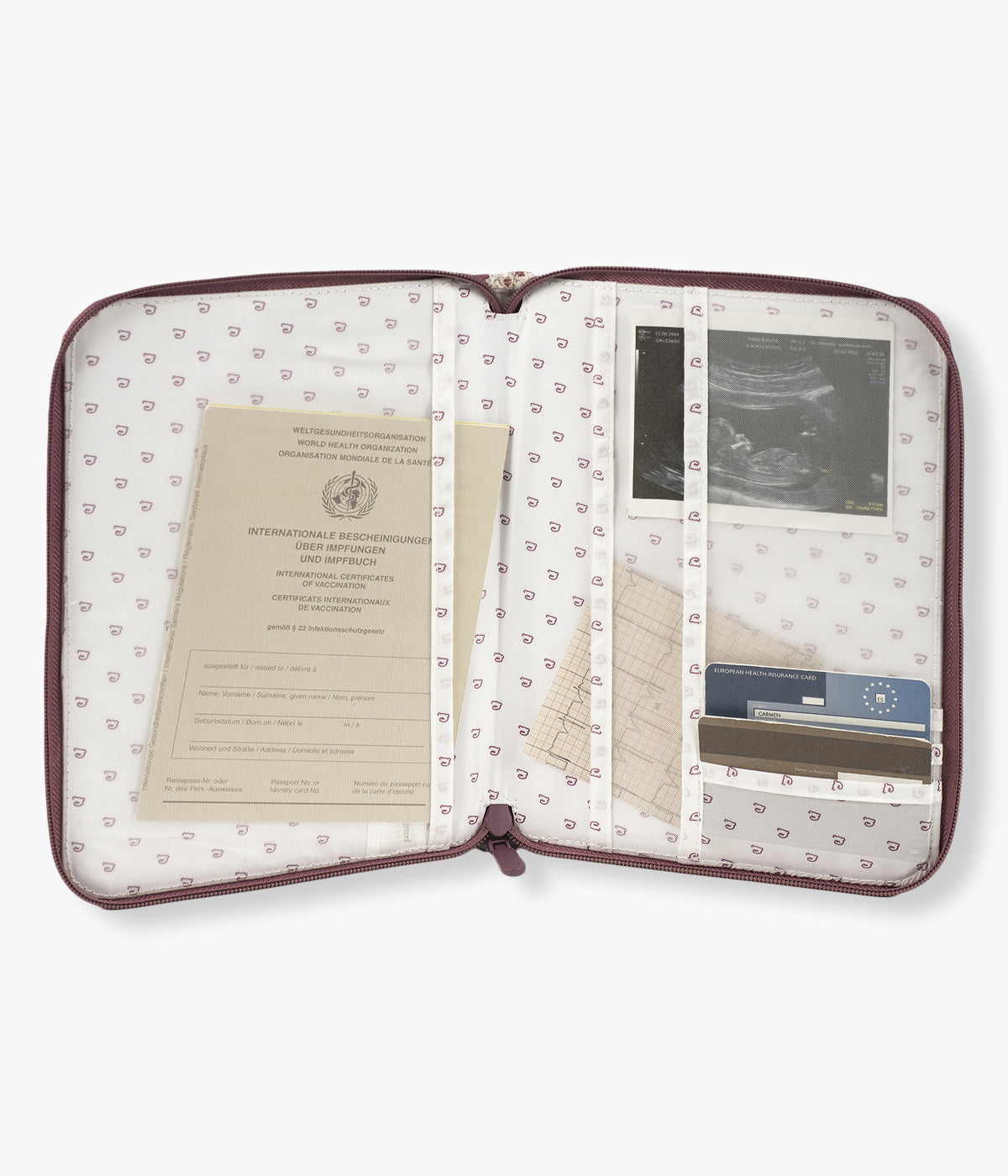 O porta documentos Cherry Strips da Pasito a Pasito é o acessório perfeito para manter organizada toda a documentação do(a) bebé. Com um exterior em algodão impermeável com padrão riscas em tons de cereja e branco, este porta documentos é não só funcional, mas também muito elegante.