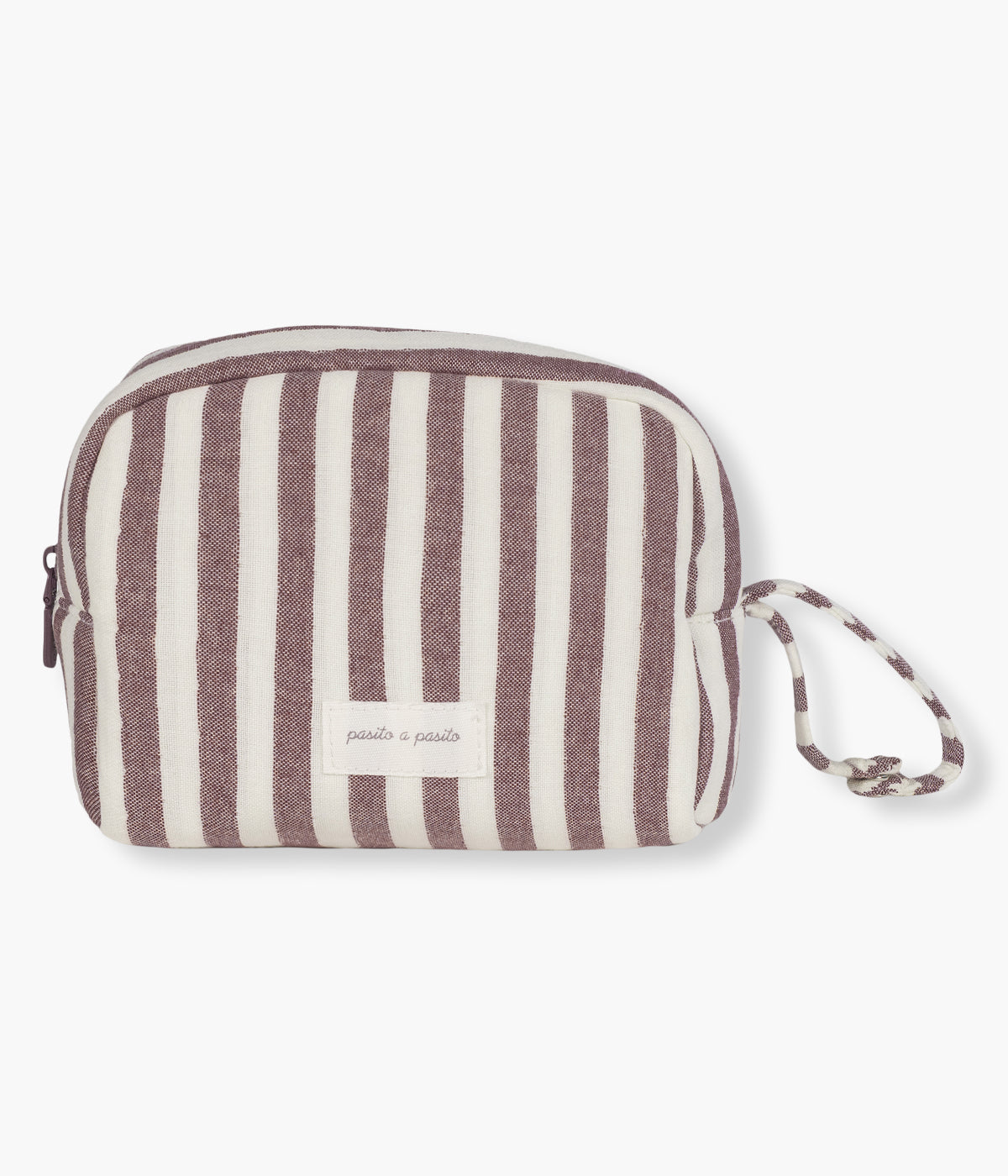 Necessaire Cherry Strips da Pasito a Pasito, pequena bolsa com exterior em algodão impermeável com padrão riscas em tons de cereja e branco e interior plastificado. Compacto, prático e elegante, é o acessório essencial para transportar organizadamente todos os produtos de higiene do(a) bebé fora de casa.