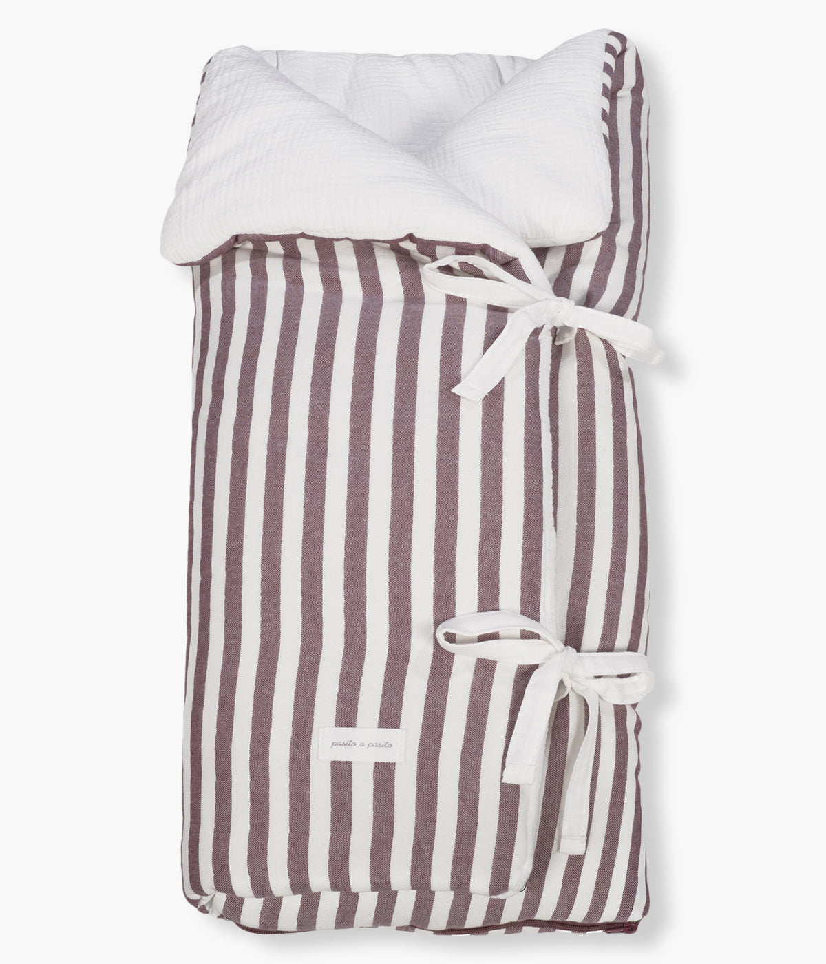 Saco manta Pasito a Pasito Cherry Strips com elegante padrão riscas em tons cereja e branco. Feito em musselina de algodão, este saco é ideal para a pele delicada do recém-nascido. Possui um design funcional permitindo ser utilizado como ninho ou como manta de berço, acompanhando o crescimento e as diferentes necessidades do bebé.