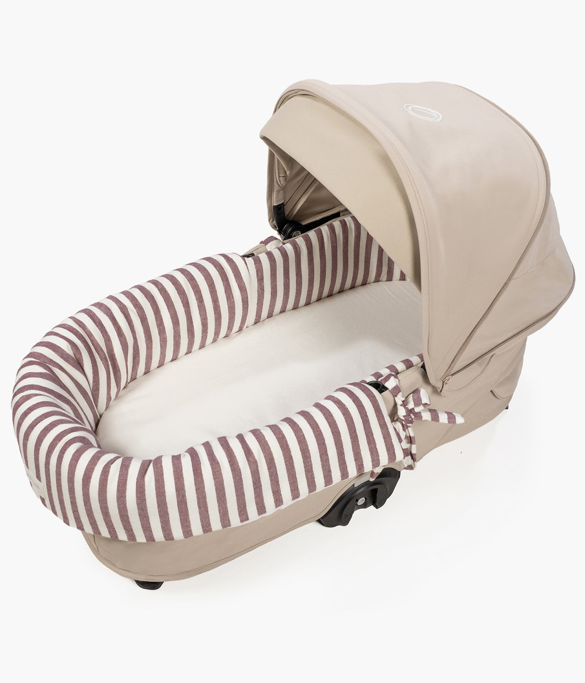 Forra para alcofa Pasito a Pasito Cherry Strips pérola com delicado padrão riscas em tons de cereja, 100% algodão. Desenhado para proporcionar ao bebé o máximo conforto e elegância, este conjunto é composto por uma forra com elásticos e um lençol tecido musselina ajustável de toque suave e respirável, ideal para a pele delicada do recém-nascido.