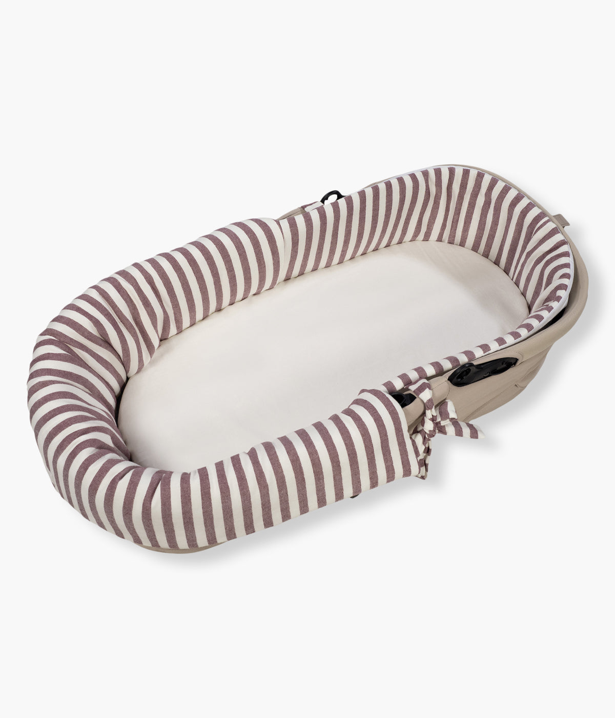 Forra para alcofa Pasito a Pasito Cherry Strips pérola com delicado padrão riscas em tons de cereja, 100% algodão. Desenhado para proporcionar ao bebé o máximo conforto e elegância, este conjunto é composto por uma forra com elásticos e um lençol tecido musselina ajustável de toque suave e respirável, ideal para a pele delicada do recém-nascido.