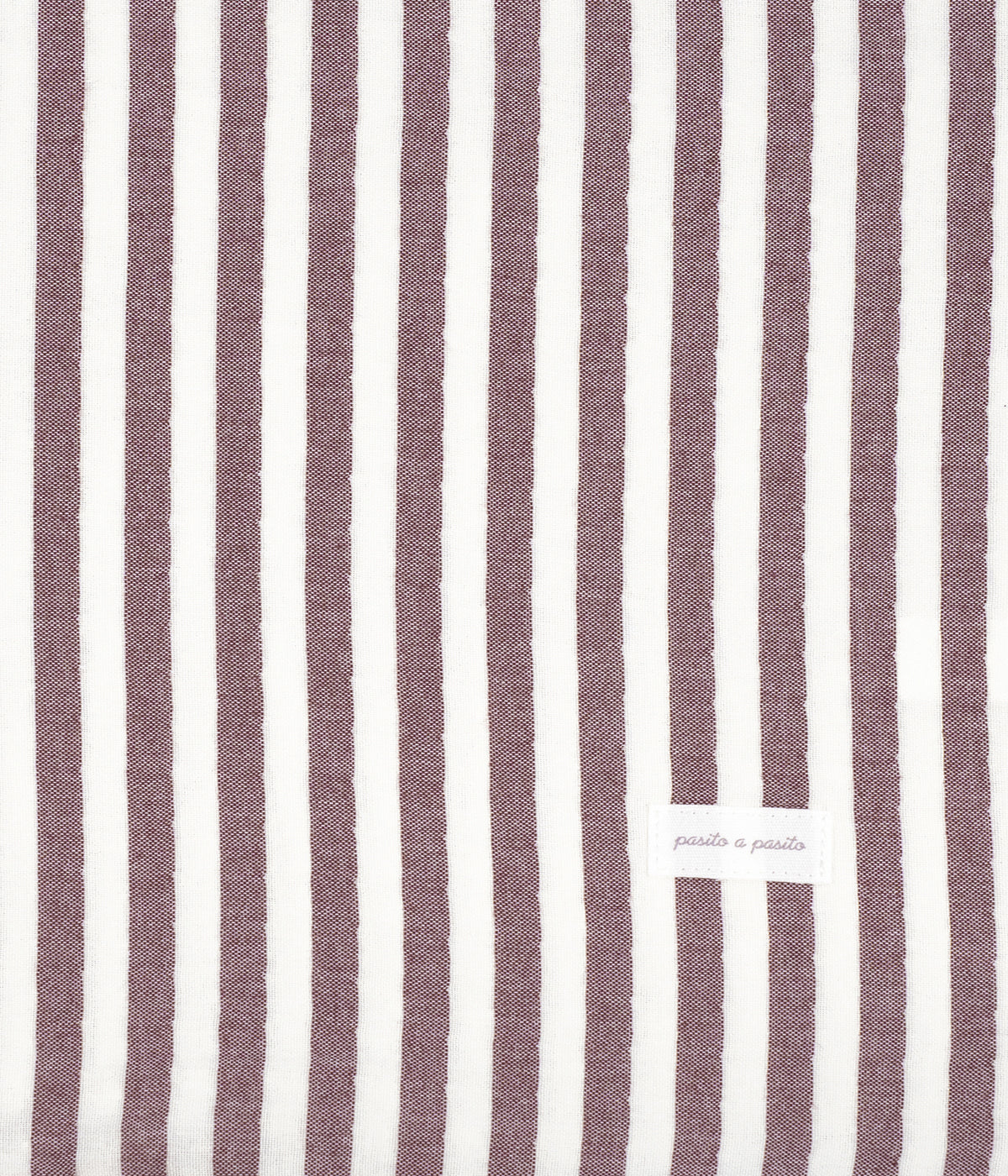 Swaddle musselina em bambu Pasito a Pasito Cherry Strips para bebé menina. Macia e delicada fralda com padrão riscas em tons de cereja e branco com as dimensões de 120x120cm. Prática musselina com diversas utilizações tais como swaddling, apoio à amamentação ou fresco cobertor.