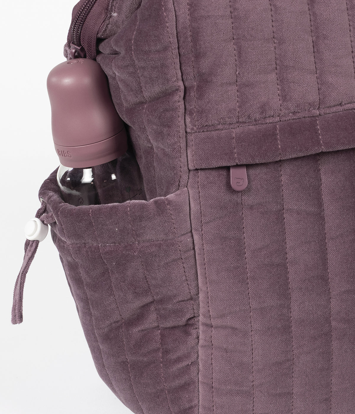 Mochila de maternidade Cherry Velvet da Pasito a Pasito com bolso para biberões e garrafas.