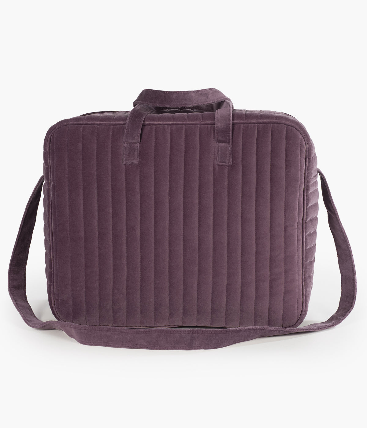 Mala de maternidade Pasito a Pasito Cherry Velvet com exterior em veludo de algodão impermeável em tons de bordô de formato retangular ideal para levar para a maternidade. Oferece grande capacidade, resistência e um toque de charme inconfundível.