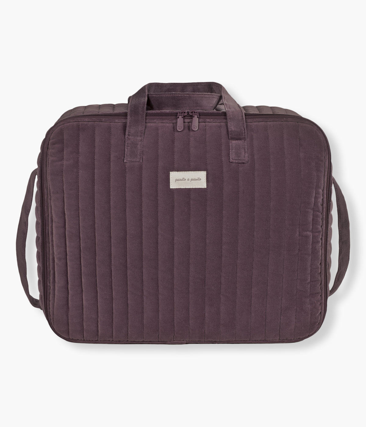 Mala de maternidade Pasito a Pasito Cherry Velvet com exterior em veludo de algodão impermeável em tons de bordô de formato retangular ideal para levar para a maternidade. Oferece grande capacidade, resistência e um toque de charme inconfundível.