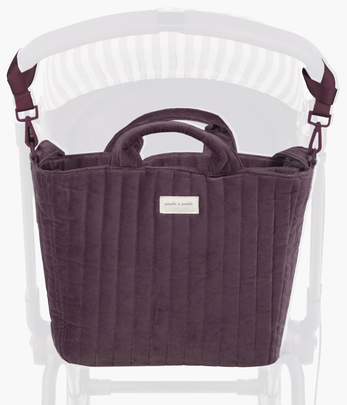Bolsa de passeio Cherry Velvet da Pasito a Pasito pendurada no carrinho.