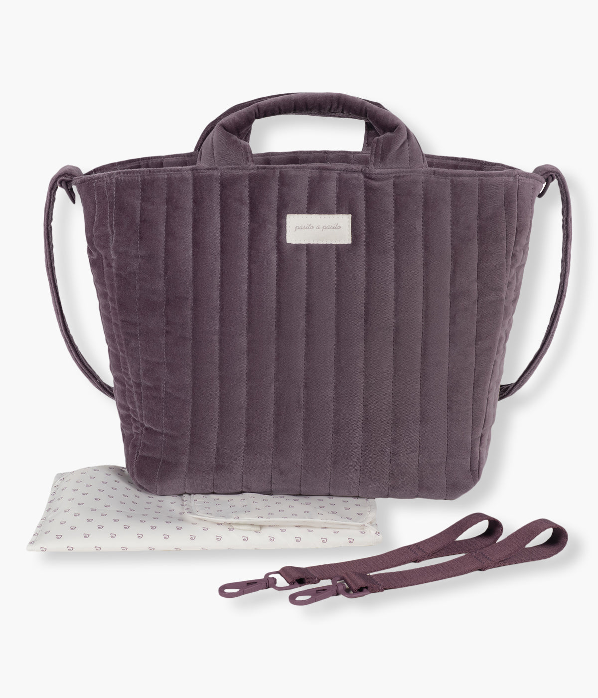 Bolsa de passeio Cherry Velvet da Pasito a Pasito com exterior em veludo de algodão impermeável em tons de bordô. Charmosa e prática, pensada para mães que procuram uma bolsa funcional sem excluir a elegância.