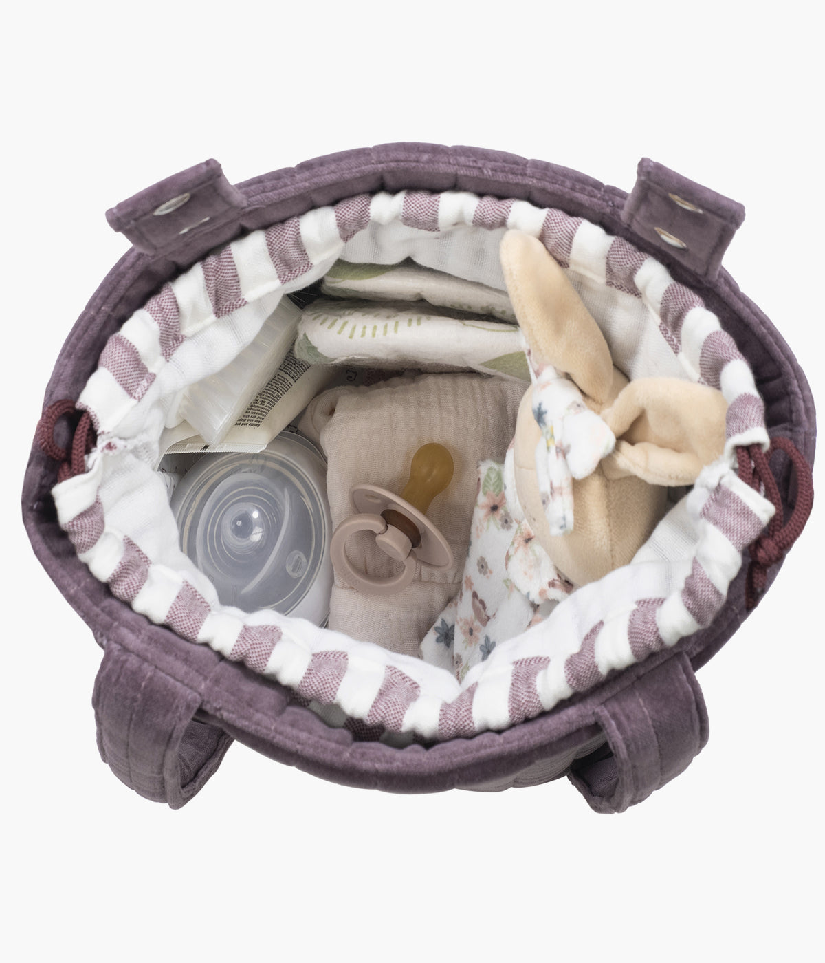 Bolsa Bucket Pasito a Pasito Cherry Velvet aberta e com coisas de bebé no interior.