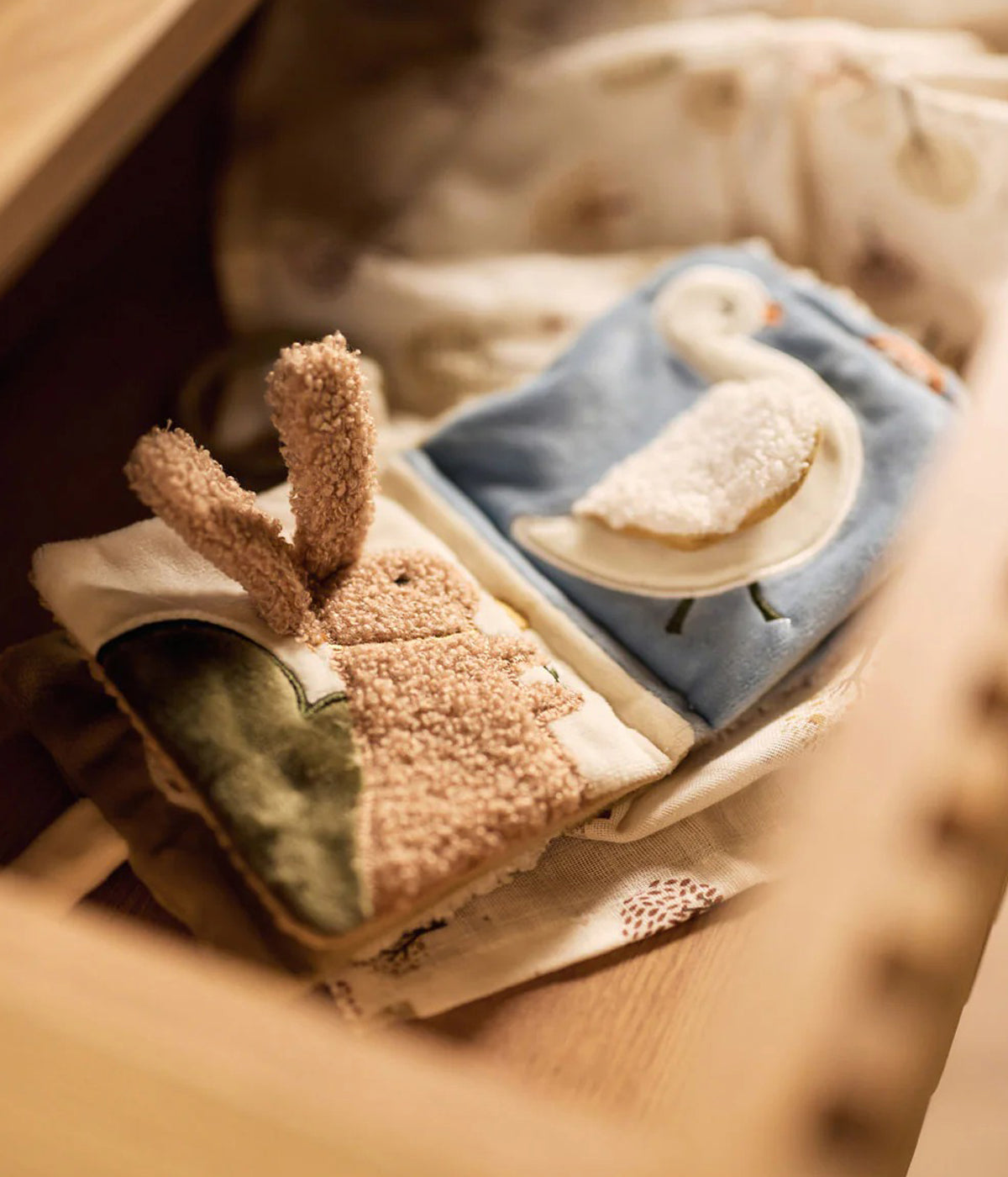 Livro de Atividades Tiny Park da Jollein para bebé e recém-nascido(a). Adorável livro que estimula os sentidos do bebé com páginas suaves, animais adoráveis, sons crocantes e um pequeno espelho. Perfeito para explorar, tocar e desenvolver as primeiras habilidades motoras.