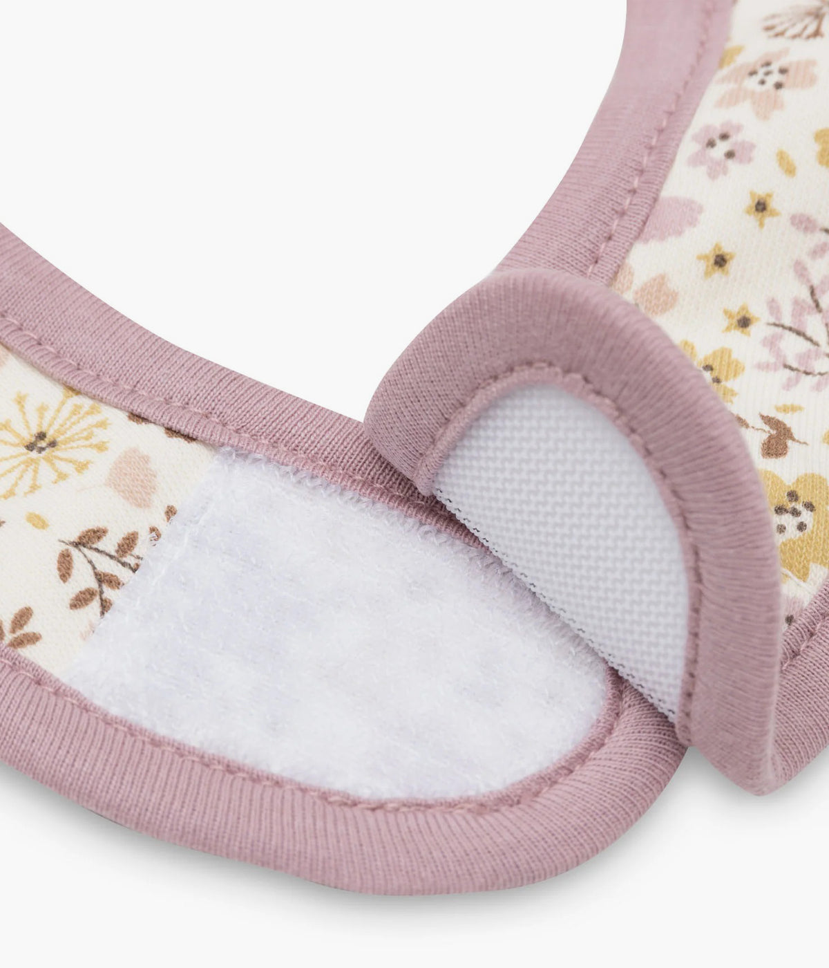 Pack de 5 Babetes Impermeáveis Flower Fairies da Jollein, 100% algodão. Perfeitas para as refeições do seu bebé, possuem um fecho em velcro para colocar e retirar facilmente. Práticas babetes que mantêm a roupa limpa e seca, combinando funcionalidade e um toque encantador com os seus adoráveis padrões.