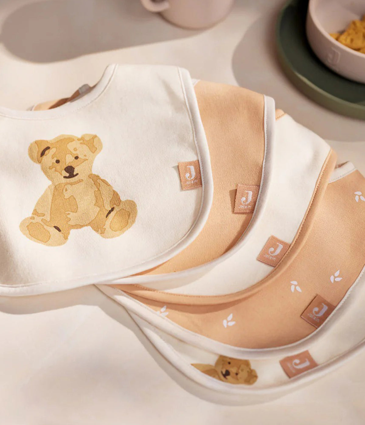 Pack de 5 babetes impermeáveis Teddy Bear da Jollein, 100% algodão. Perfeitas para as refeições do bebé, possuem um fecho em velcro para colocar e retirar facilmente. Práticas babetes que mantêm a roupa limpa e seca, combinando funcionalidade e um toque encantador com padrão ursos de peluche.