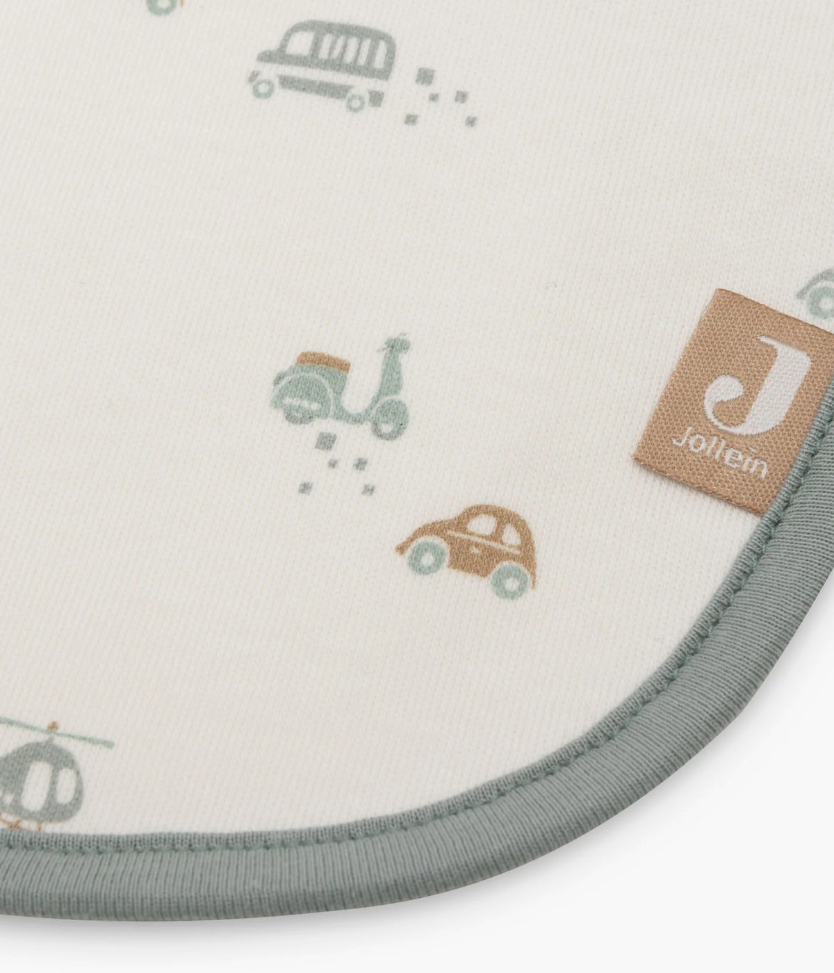 Pack de 5 babetes impermeáveis On The Go da Jollein, 100% algodão. Perfeitas para as refeições do bebé, possuem um fecho em velcro para colocar e retirar facilmente. Práticas babetes que mantêm a roupa limpa e seca, combinando funcionalidade e um toque encantador com padrões da veículos.