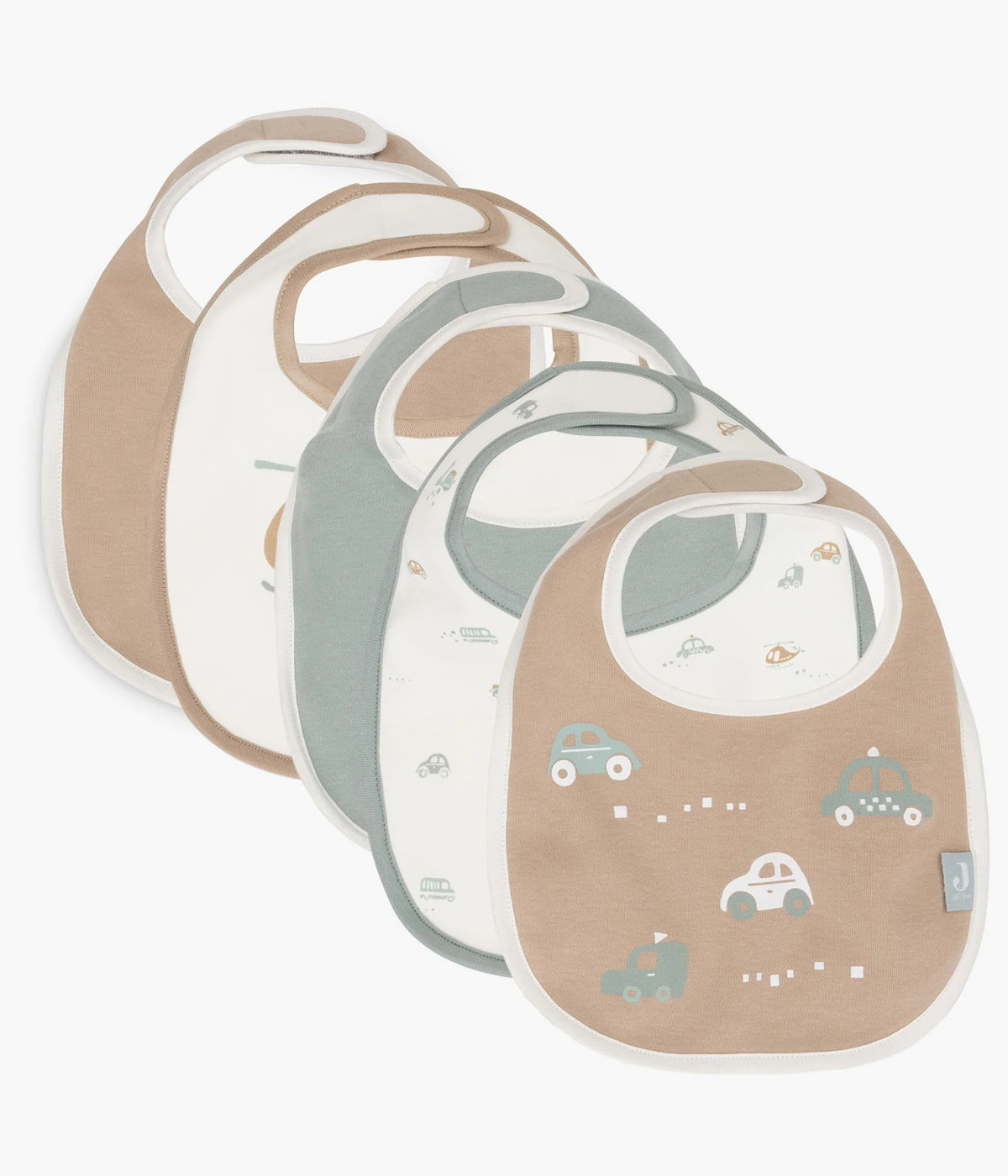 Pack de 5 babetes impermeáveis On The Go da Jollein, 100% algodão. Perfeitas para as refeições do bebé, possuem um fecho em velcro para colocar e retirar facilmente. Práticas babetes que mantêm a roupa limpa e seca, combinando funcionalidade e um toque encantador com padrões da veículos.