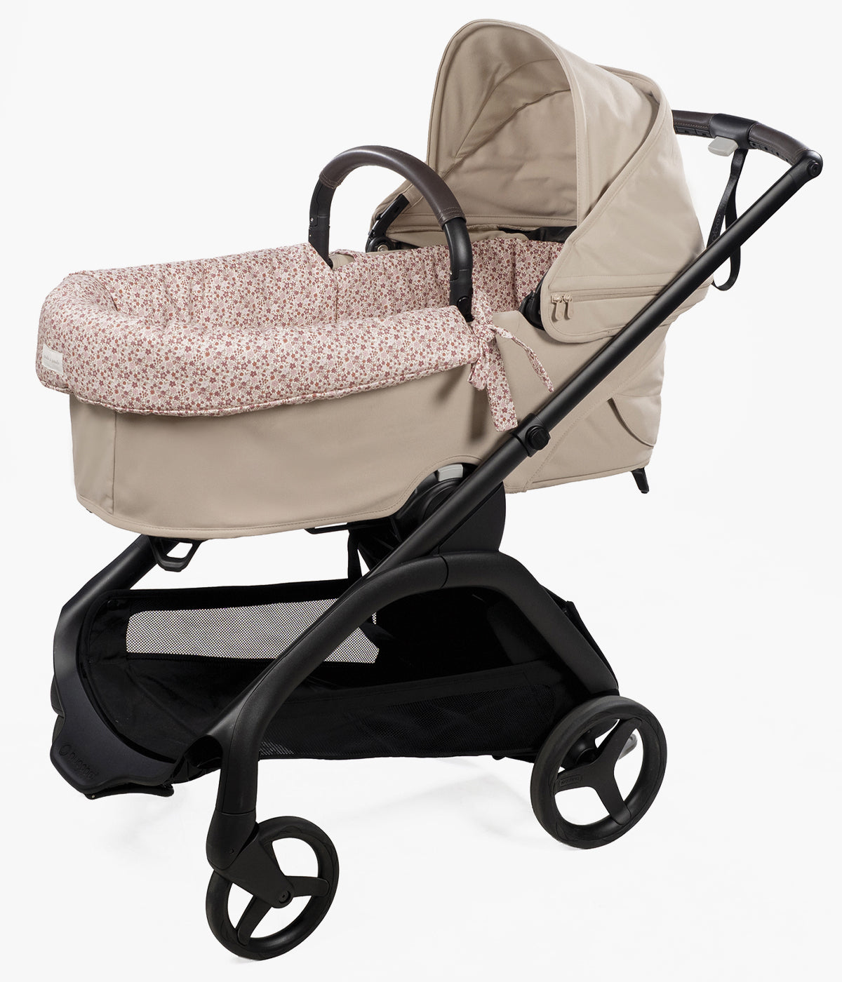 Forra para alcofa Pasito a Pasito Cherry Flowers com delicado padrão floral em tons de rosa, 100% algodão. Desenhado para proporcionar à bebé o máximo conforto e elegância, este conjunto é composto por uma forra com elásticos e um lençol tecido musselina ajustável de toque suave e respirável, ideal para a pele delicada da recém-nascida.