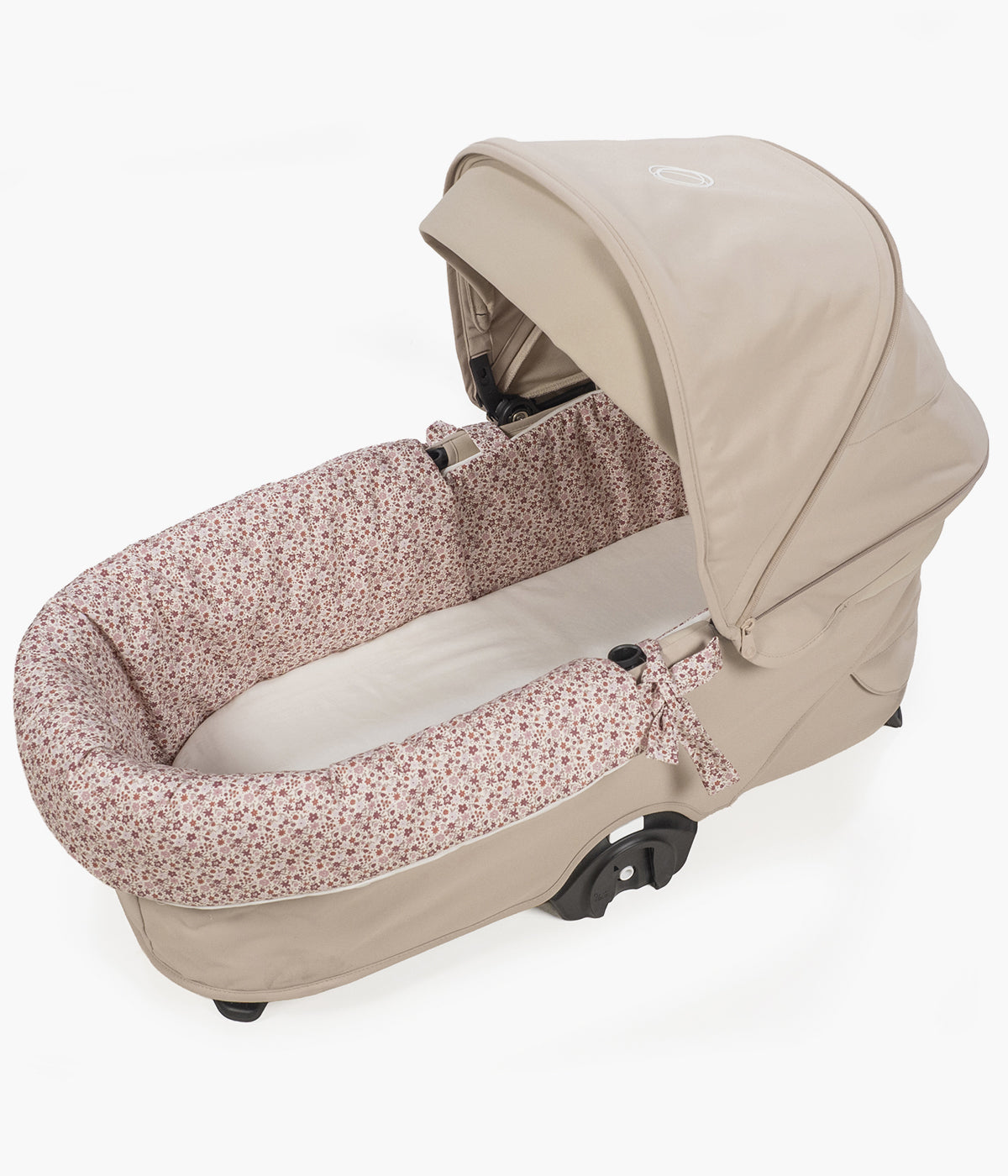 Forra para alcofa Pasito a Pasito Cherry Flowers com delicado padrão floral em tons de rosa, 100% algodão. Desenhado para proporcionar à bebé o máximo conforto e elegância, este conjunto é composto por uma forra com elásticos e um lençol tecido musselina ajustável de toque suave e respirável, ideal para a pele delicada da recém-nascida.