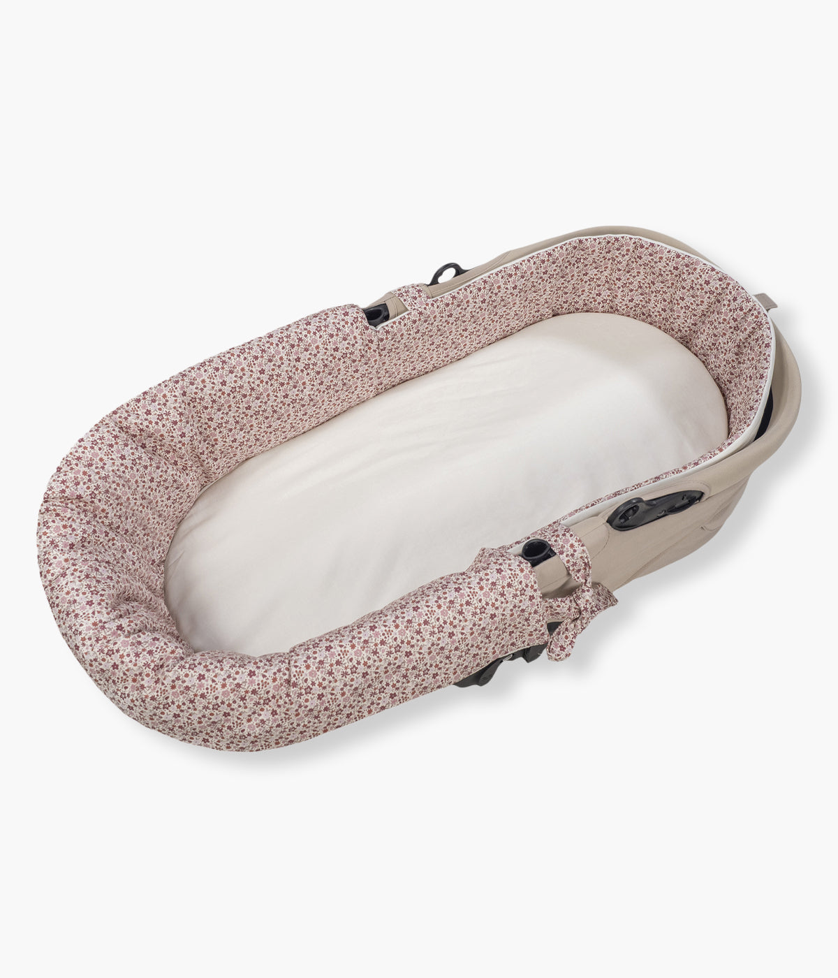 Forra para alcofa Pasito a Pasito Cherry Flowers com delicado padrão floral em tons de rosa, 100% algodão. Desenhado para proporcionar à bebé o máximo conforto e elegância, este conjunto é composto por uma forra com elásticos e um lençol tecido musselina ajustável de toque suave e respirável, ideal para a pele delicada da recém-nascida.