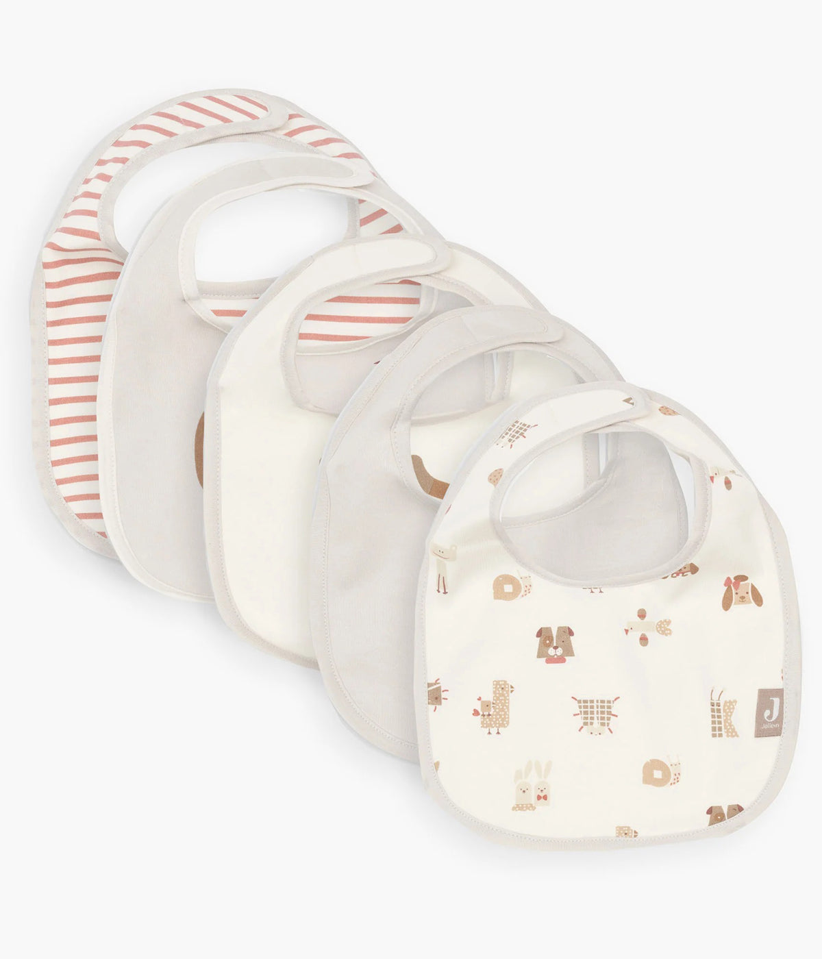 Pack de 5 babetes impermeáveis Animal Friends da Jollein, 100% algodão. Perfeitas para as refeições do bebé, possuem um fecho em velcro para colocar e retirar facilmente. Práticas babetes que mantêm a roupa limpa e seca, combinando funcionalidade e um toque encantador com os seus adoráveis padrões.