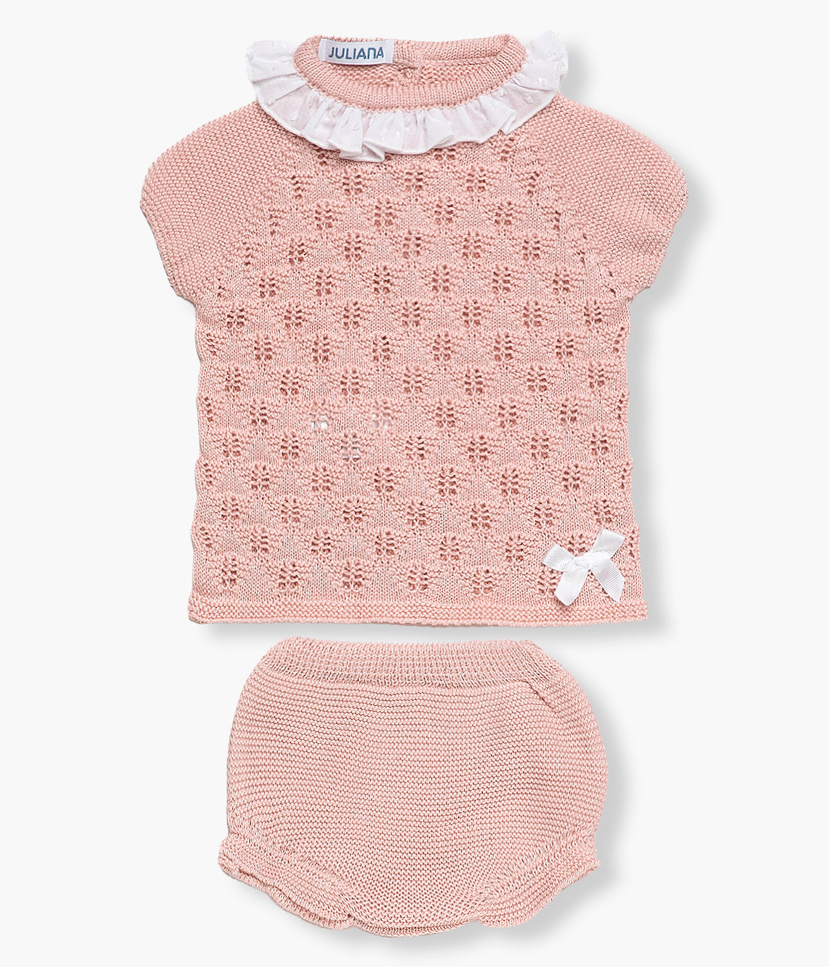 Vista de frente do conjunto em malha rosa da Juliana para bebé menina e recém‑nascida, composto por camisola e tapa‑fraldas. Camisola com gola folho em tecido plumeti branco e delicados detalhes perfurados na malha. Tapa fraldas liso a combinar.