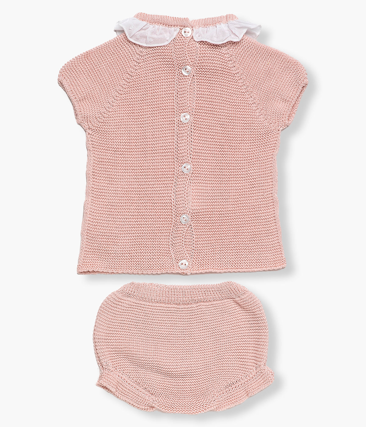 Vista de trás do conjunto em malha rosa da Juliana para bebé menina e recém‑nascida, composto por camisola e tapa‑fraldas. Camisola com gola folho em tecido plumeti branco e delicados detalhes perfurados na malha. Tapa fraldas liso a combinar.