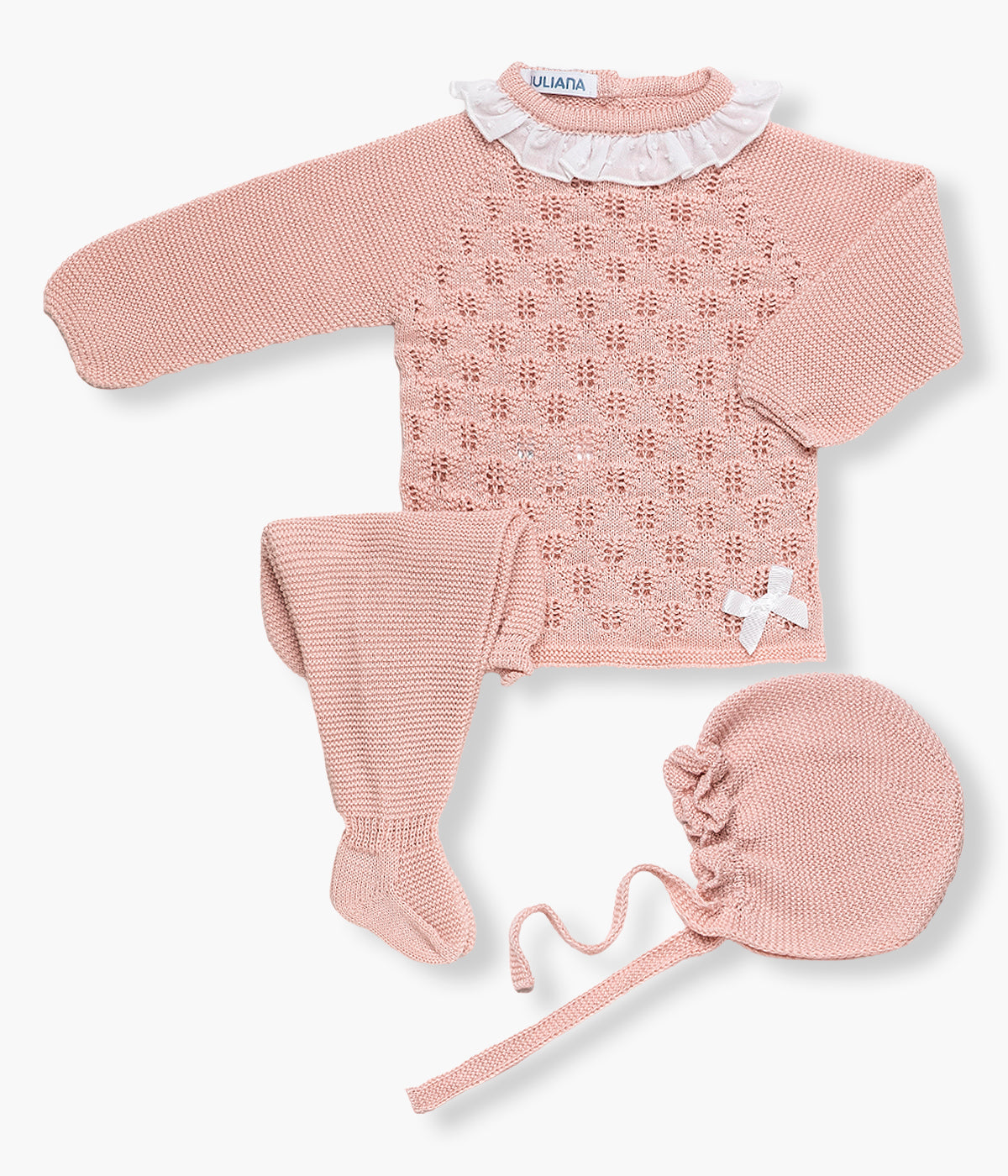 Vista de frente do conjunto em malha rosa da Juliana para bebé menina e recém‑nascida, composto por camisola, calças e touca. Camisola com gola folho em tecido plumeti branco e delicados detalhes perfurados na malha. Touca com pequeno rebordo a toda a volta. Calças lisas com pés.