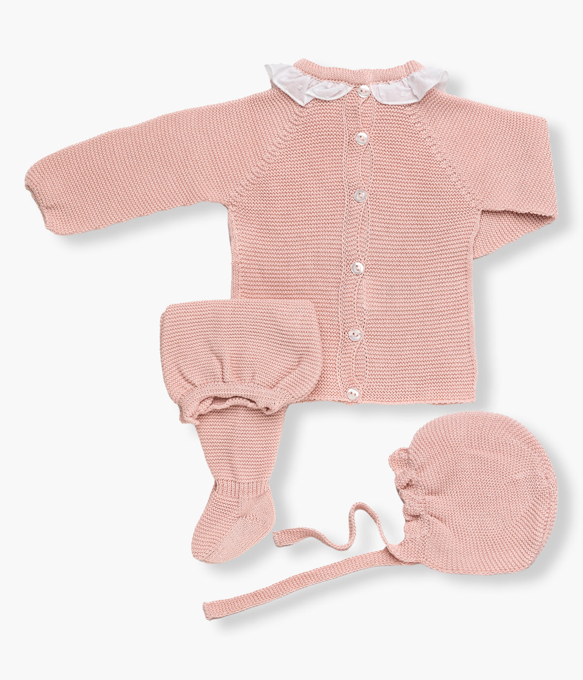 Vista de costas do conjunto em malha rosa da Juliana para bebé menina e recém‑nascida, composto por camisola, calças e touca. Camisola com gola folho em tecido plumeti branco e delicados detalhes perfurados na malha. Touca com pequeno rebordo a toda a volta. Calças lisas com pés.