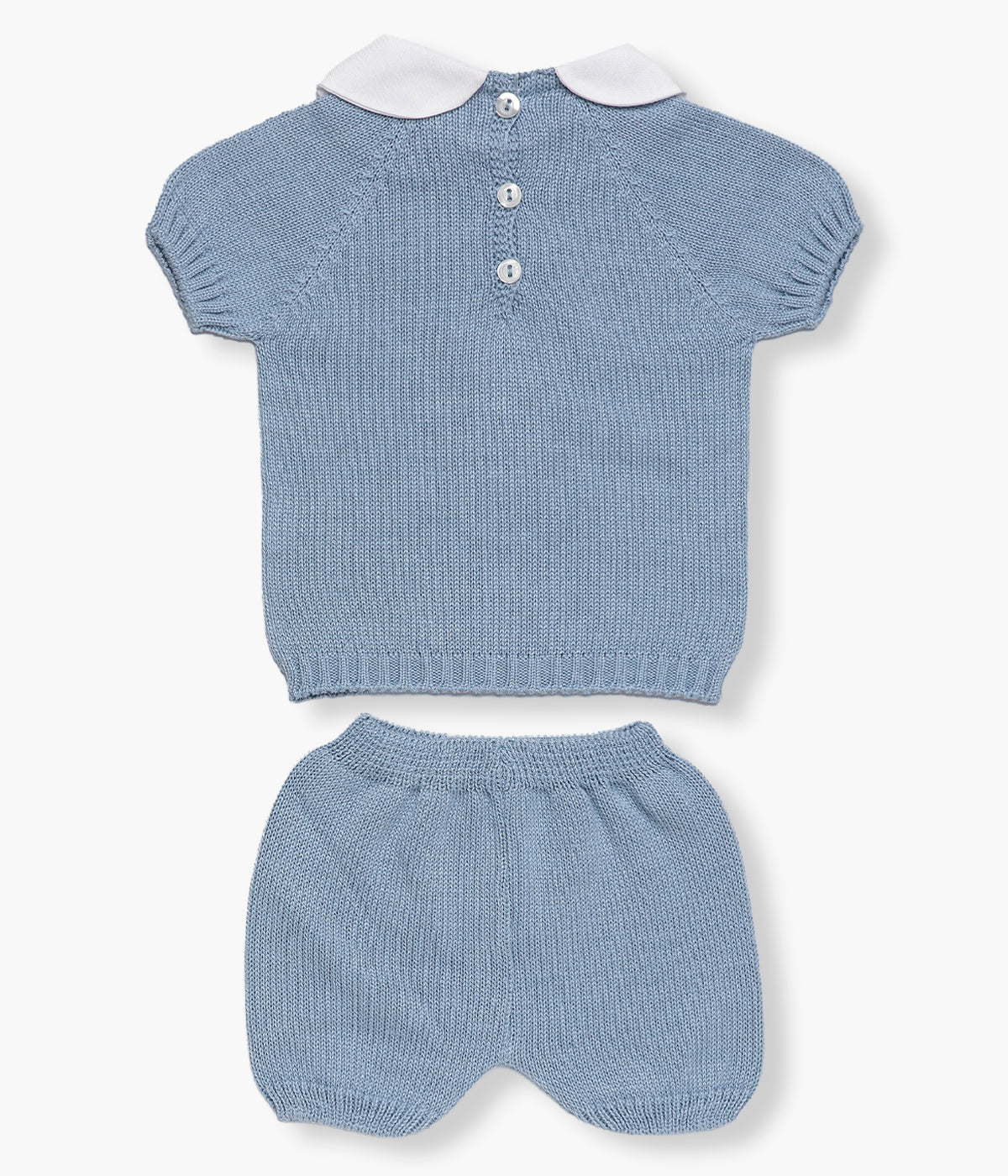 Vista de tras do conjunto em malha azul da Juliana para bebé menino e recém‑nascido, composto por camisola e calção. Camisola de manga curta com gola redonda cortada branca e balão de ar quente bordado na frente com laço. Calção liso a combinar.