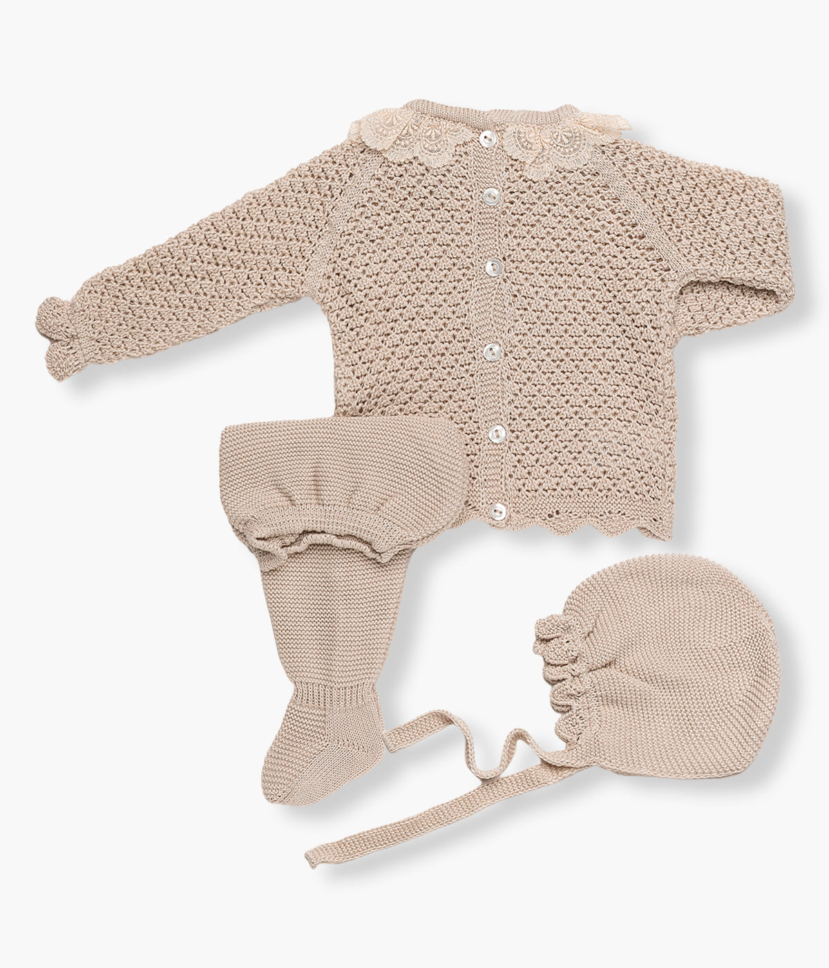 Vista de costas do conjunto em malha bege da Juliana para bebé menina e recém‑nascida, composto por camisola, calças e touca. Camisola com gola folho em renda detalhada, detalhes perfurados na malha e rebordo ondulado nos contornos. Touca e calças com pés a combinar.