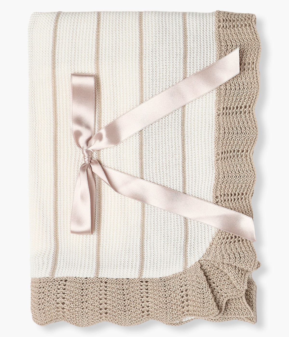 Manta em malha pérola e bege da Juliana para bebé e recém-nascido(a). Delicada manta pérola de formato quadrado com riscas finas e contorno com detalhes perfurados em bege. Laço em cetim a combinar.