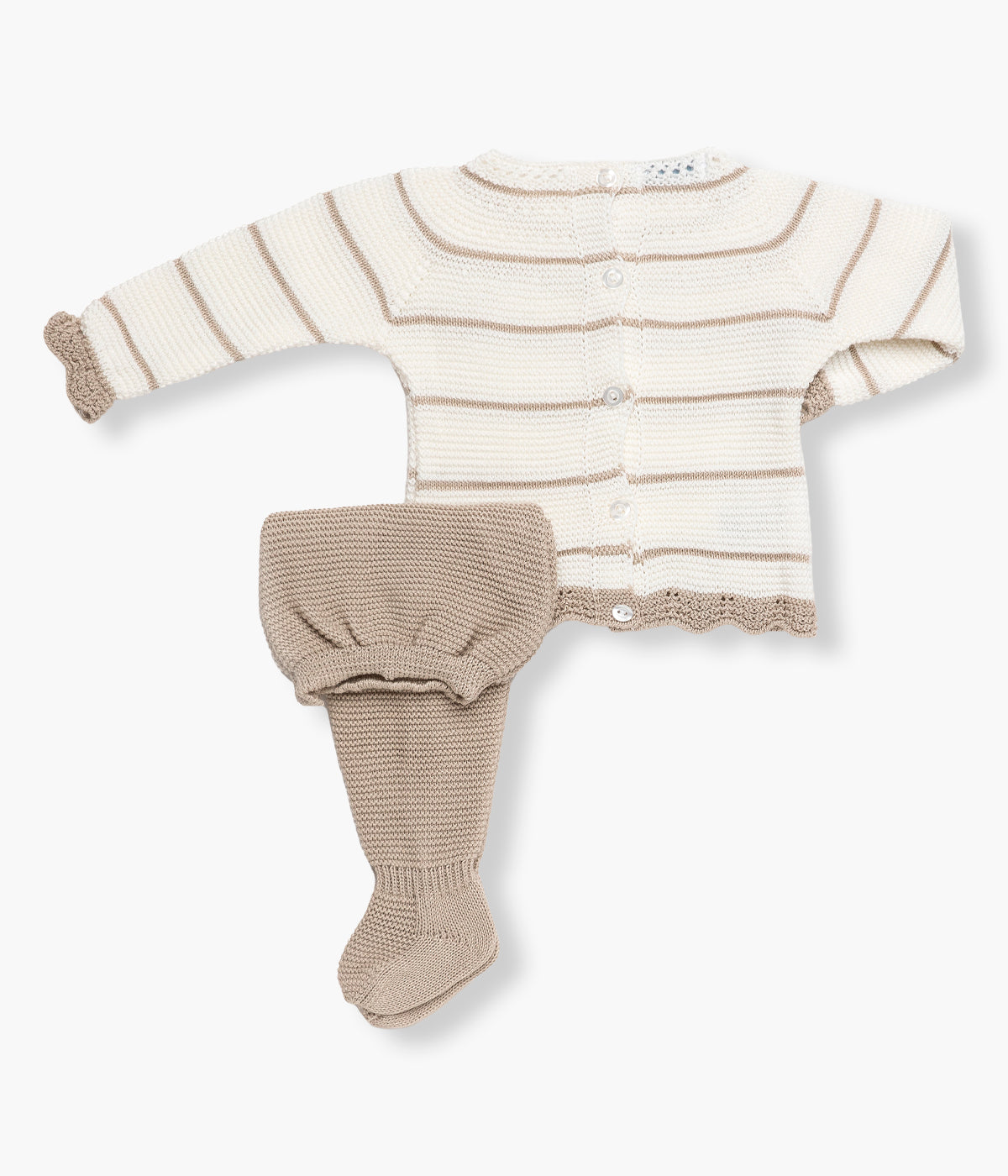 Vista de costas do conjunto em malha pérola e bege da Juliana para bebé e recém‑nascido(a), composto por camisola e calças Camisola de manga comprida pérola com riscas bege, detalhes perfurados na gola, punhos e contorno inferior e laço com medalha no peito. Calças lisas com pés de cor bege.
