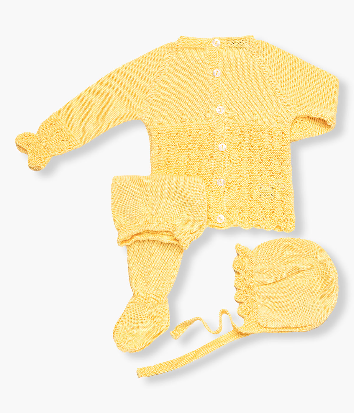 Vista de costas do conjunto em malha amarelo da Juliana para bebé e recém‑nascido(a), composto por camisola, calças e touca. Camisola de manga comprida com detalhes perfurados e contornos com efeito ondulado. Touca e calças lisas com pés a combinar.