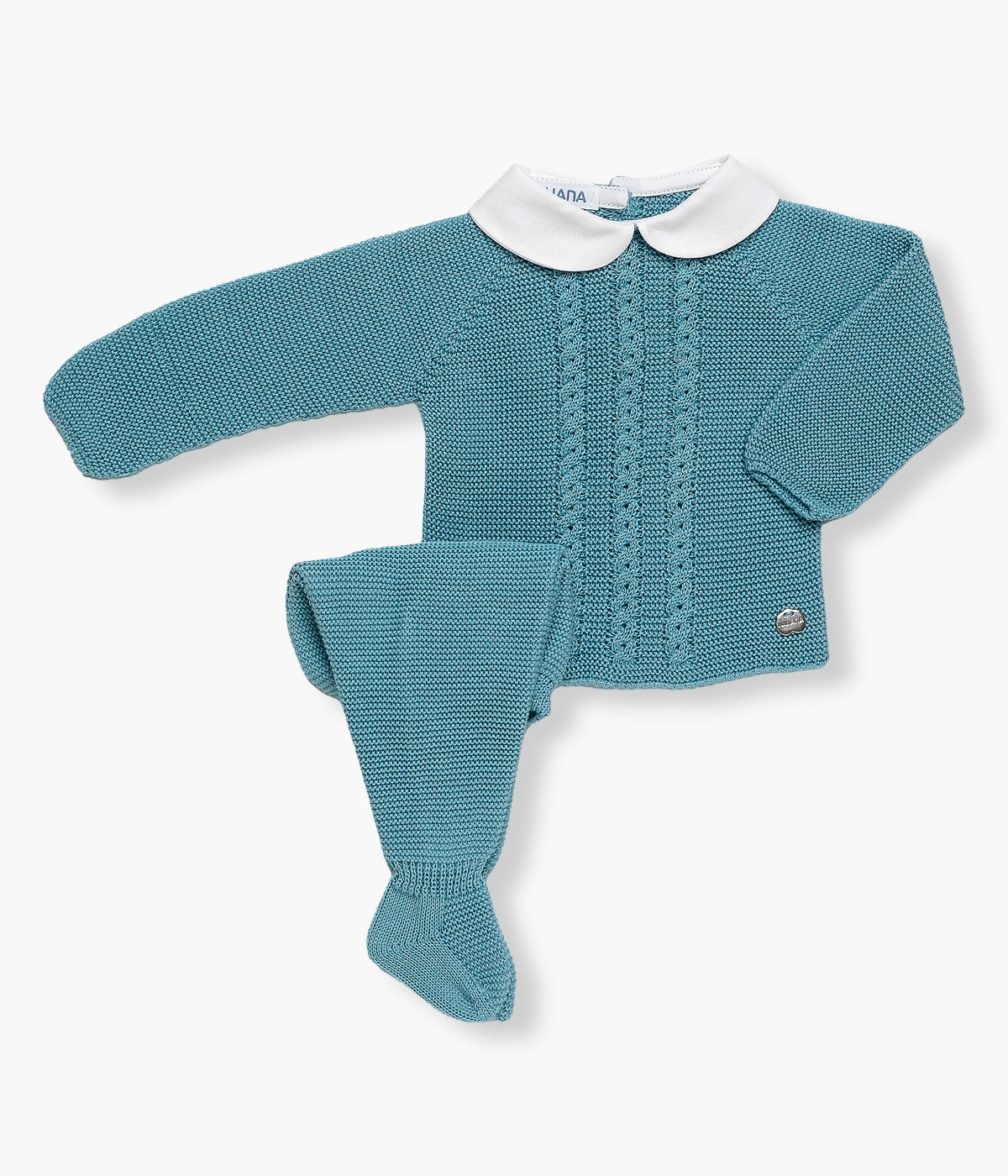 Vista de frente conjunto em malha azul da Juliana para bebé e recém‑nascido(a), composto por camisola e calças. Camisola de manga comprida com gola redonda cortada branca e detalhes entrelaçados na frente. Calças lisas com pés a combinar.