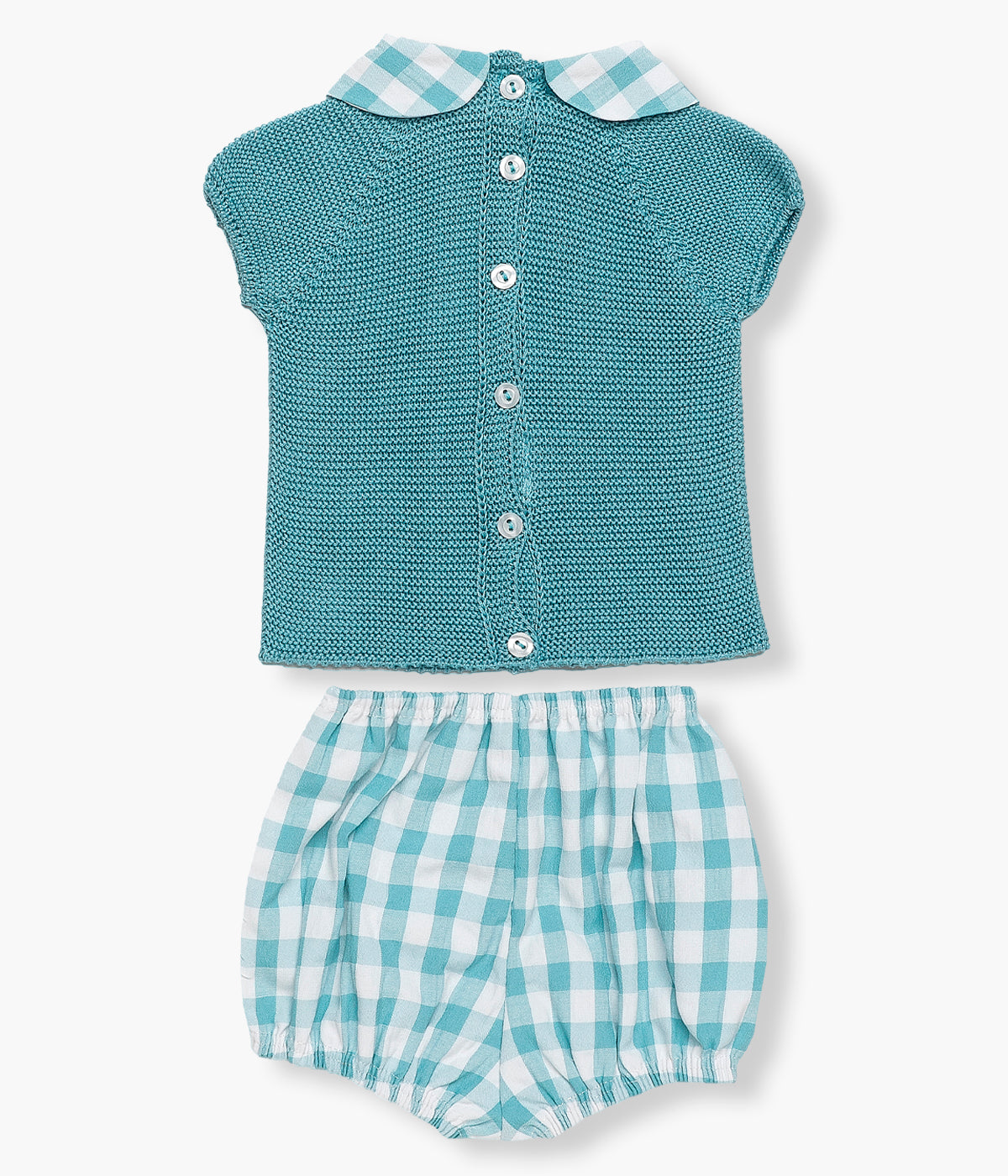 Vista de costas do conjunto em malha e algodão azul da Juliana para bebé e recém‑nascido(a), composto por camisola e tapa fraldas. Camisola de malha de manga curta com gola redonda cortada com padrão vichy azul e detalhes entrelaçados na malha. Tapa fraldas em algodão com padrão vichy a combinar com a gola.