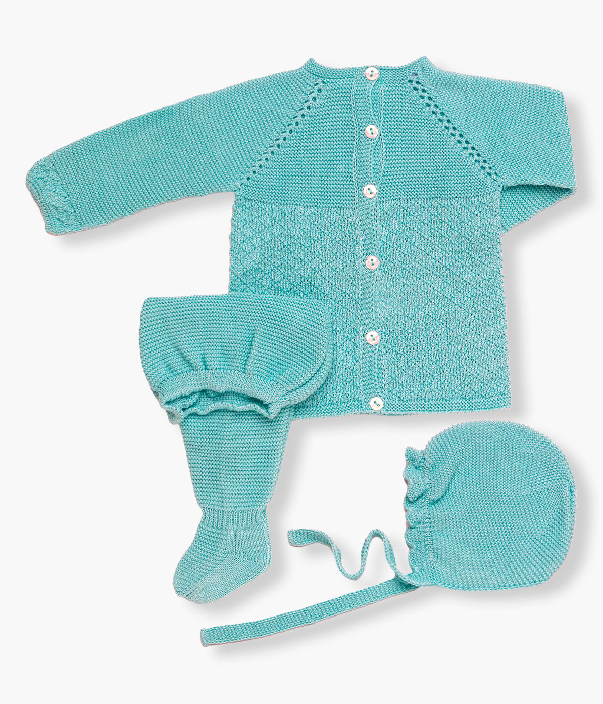 Vista de costas do conjunto em malha verde-água da Juliana para bebé e recém‑nascido(a), composto por camisola, calças e touca. Camisola com detalhes perfurados da malha e dois botões madrepérola decorativos. Touca e calças com pés a combinar.
