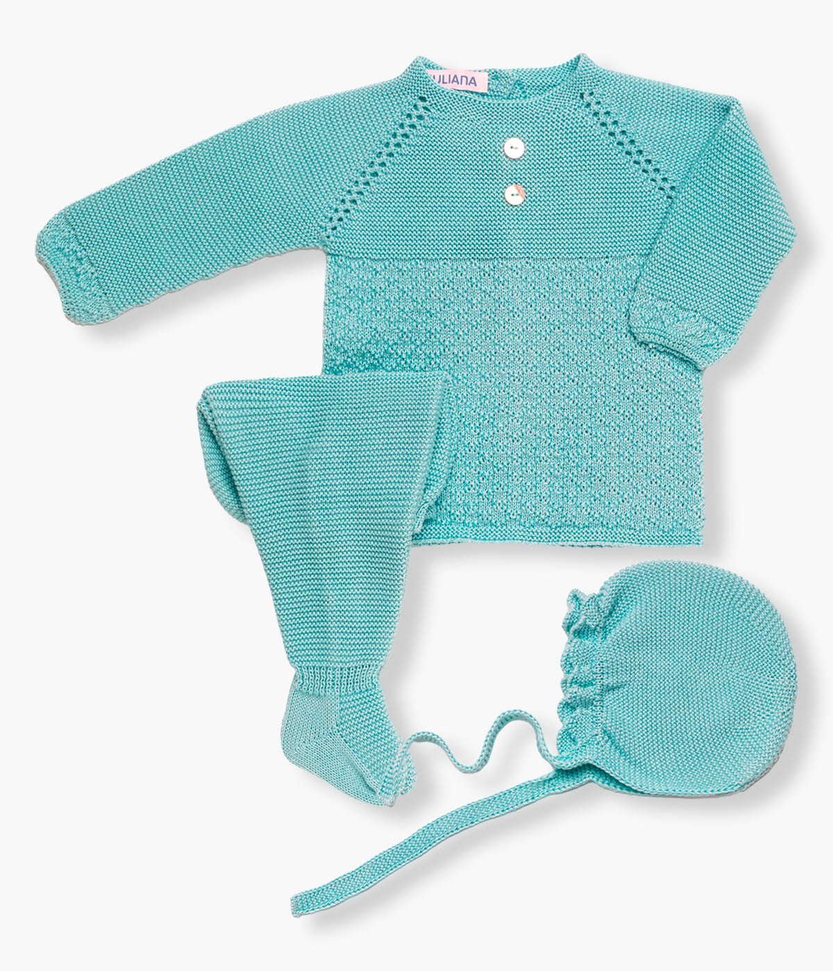Vista de frente do conjunto em malha verde-água da Juliana para bebé e recém‑nascido(a), composto por camisola, calças e touca. Camisola com detalhes perfurados da malha e dois botões madrepérola decorativos. Touca e calças com pés a combinar.