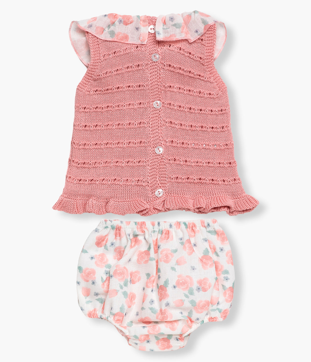 Vista de costas do conjunto em malha e tecido da Juliana para bebé e recém‑nascido(a), composto por camisola e tapa fraldas. Camisola de malha sem mangas coim gola folho padrão floral, detalhes perfurados na malha e efeito folho nos contornos inferiores. Tapa fraldas em algodão com padrão riscas amarelas e brancas.