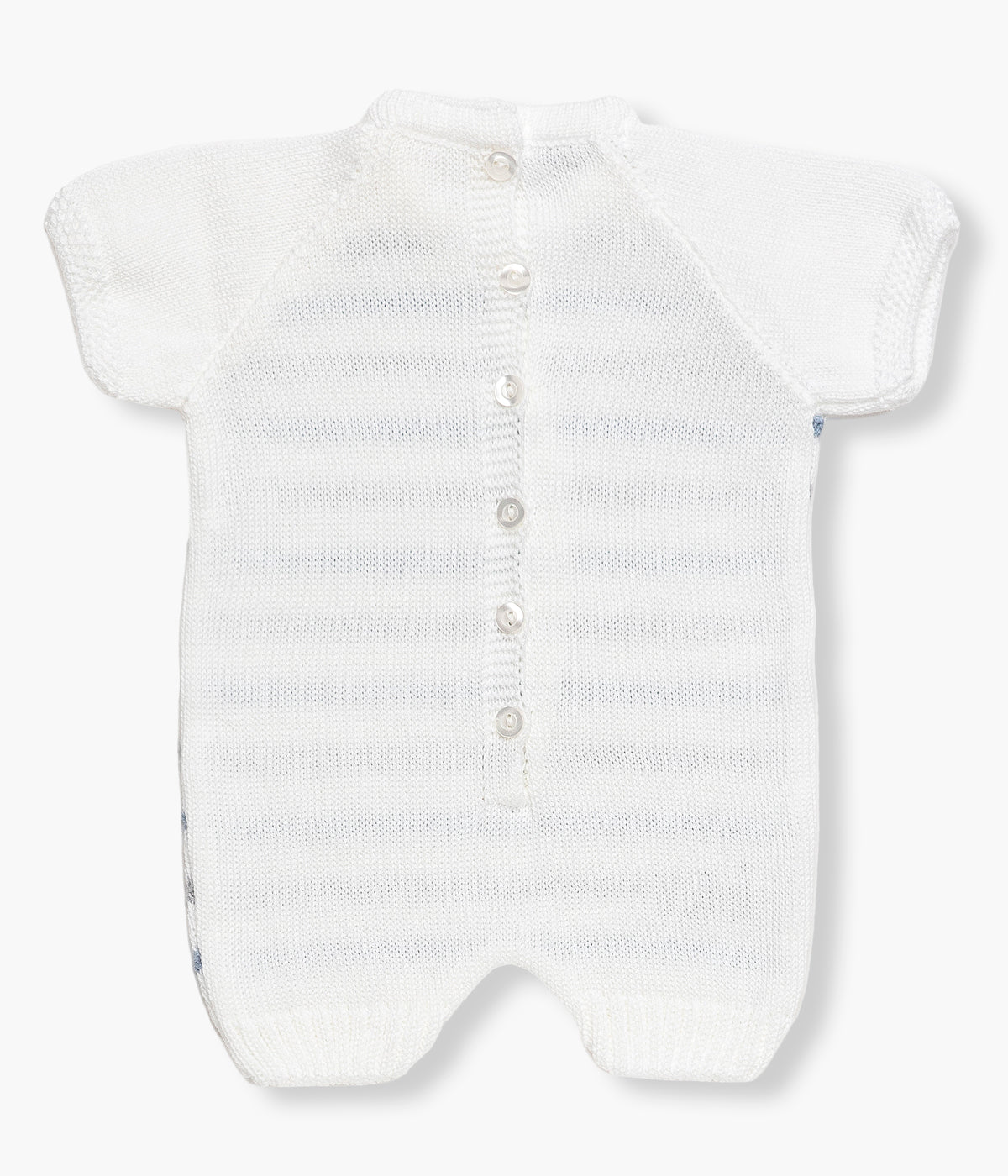 Vista de costas do fofo de malha branco e azul da Juliana para bebé e recém‑nascido(a). Delicado fofo de manga curta e sem pés com riscas em dois tons de azul. Abertura nas costas com botões para vestir facilmente.